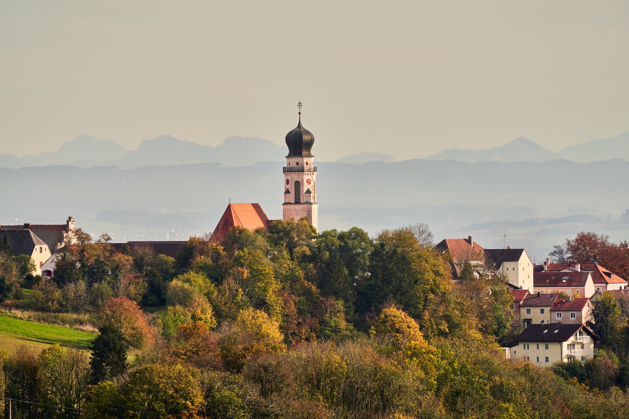 Herrliche Herbstansicht des Golfclubs Lederbach in Bad Griesbach im Landkreis Passau, Niederbayern. Ein idyllisches Motiv im Bäderdreieck in Deutschland.