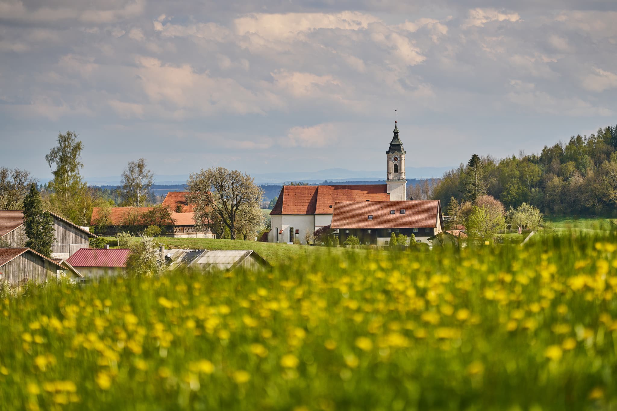 Idyllisches St. Wolfgang bei Bad Griesbach im Frühling, Landkreis Passau, Niederbayern. Malerische Landschaft.