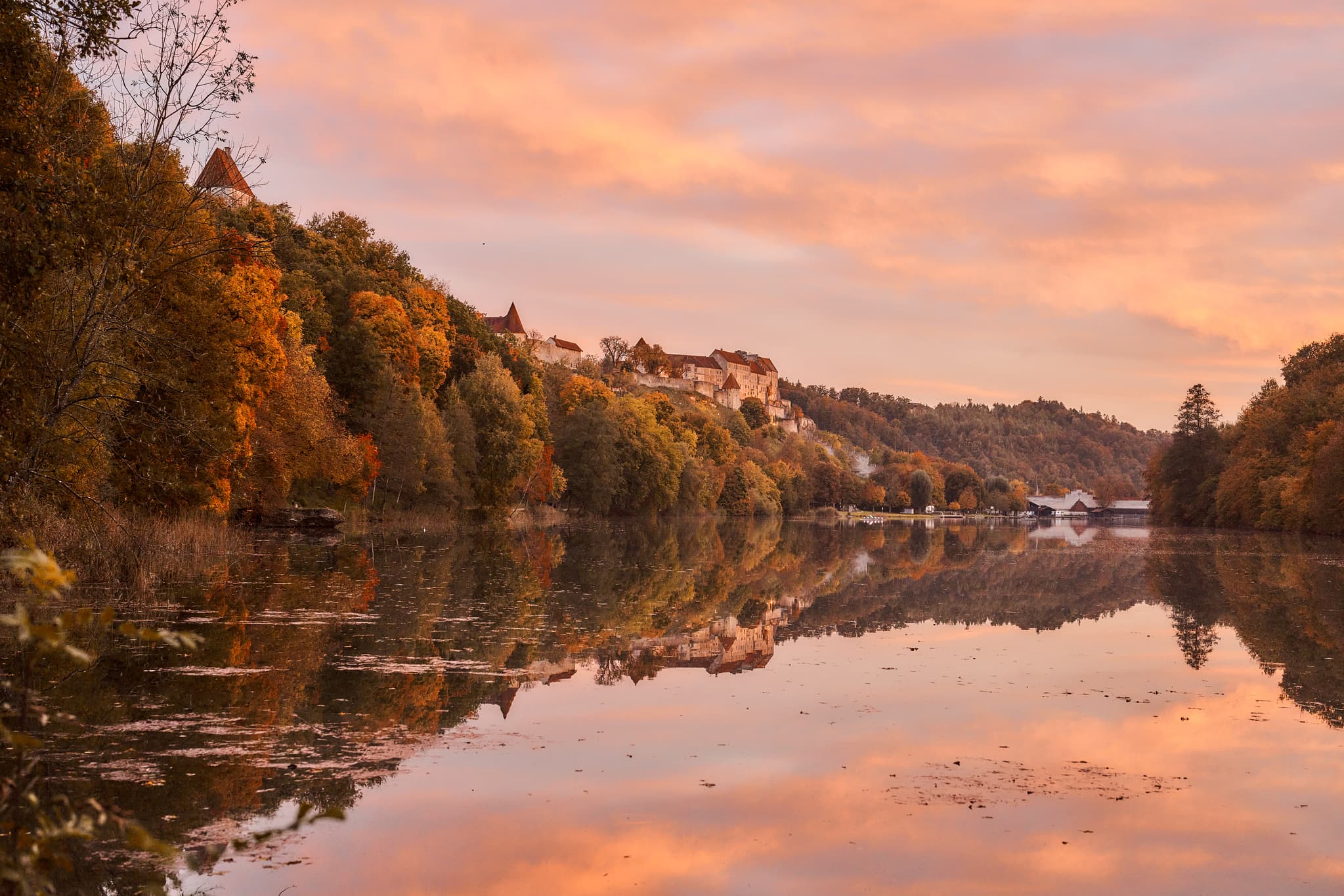 Historische Burg Burghausen und Fluss Salzach im Herbst. Sonnenaufgang über der Landschaft in Burghausen, Landkreis Altötting, Oberbayern. Region Inn-Salzach.