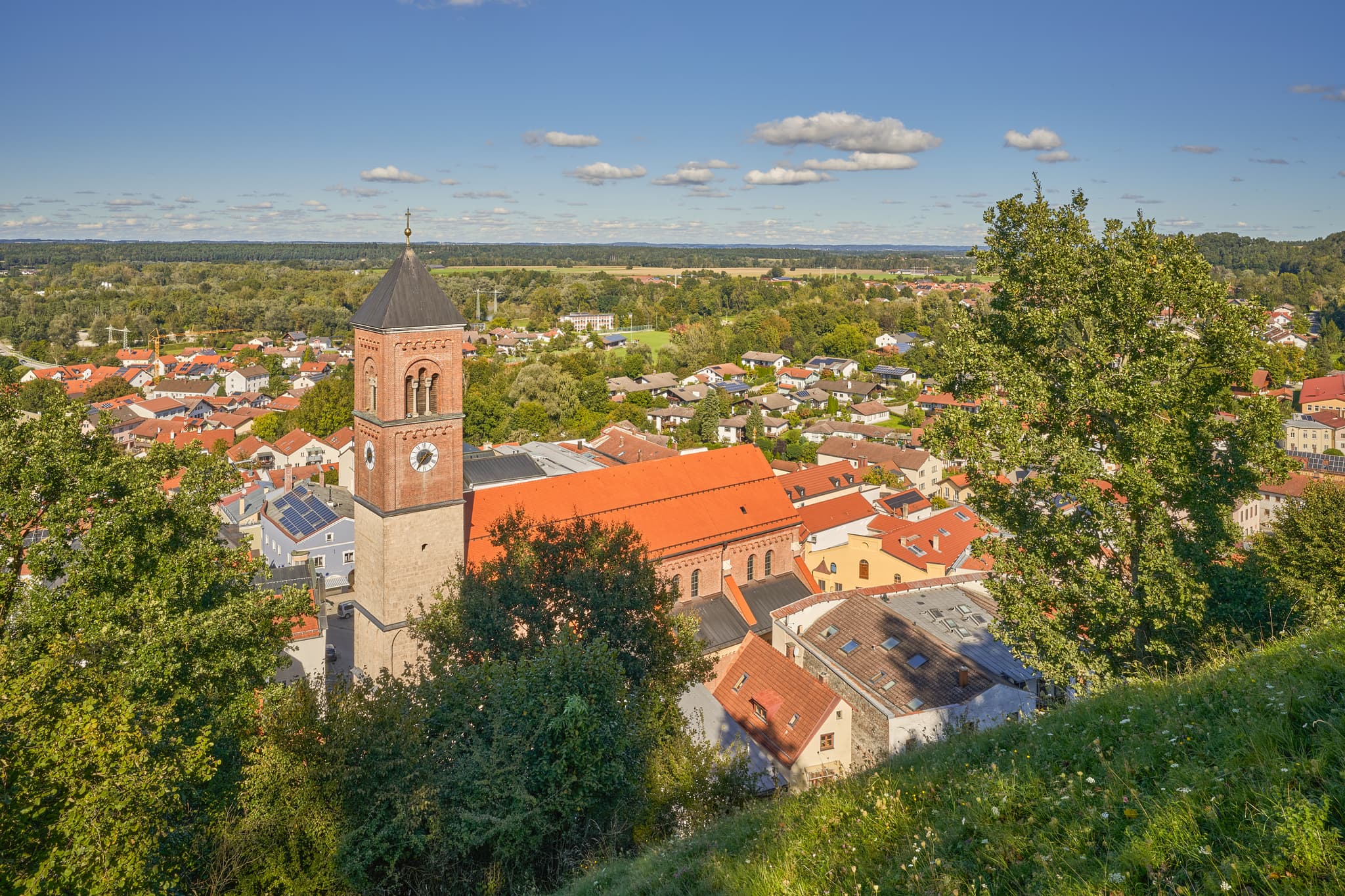 Blick vom Schlossberg auf Kraiburg am Inn, Landkreis Mühldorf am Inn, Oberbayern, Deutschland. Die Inn-Salzach Region zeigt sanfte Hügel und ländlichen Charme.