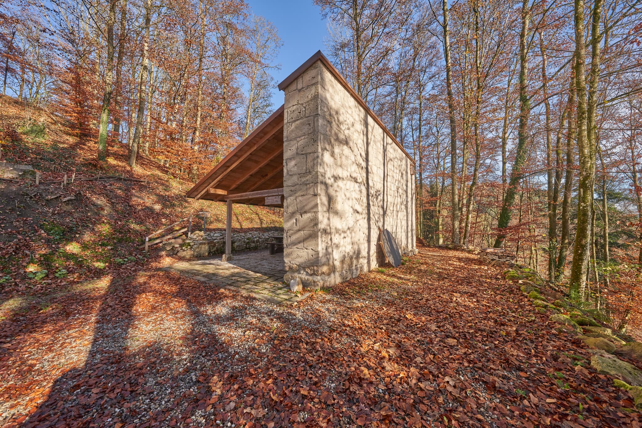 Vereinsheim im Herbst am Schlossberg in Julbach, Gemeinde Julbach, Landkreis Rottal-Inn, Niederbayern, Holzland/Bäderdreieck, Bayern, Deutschland.
