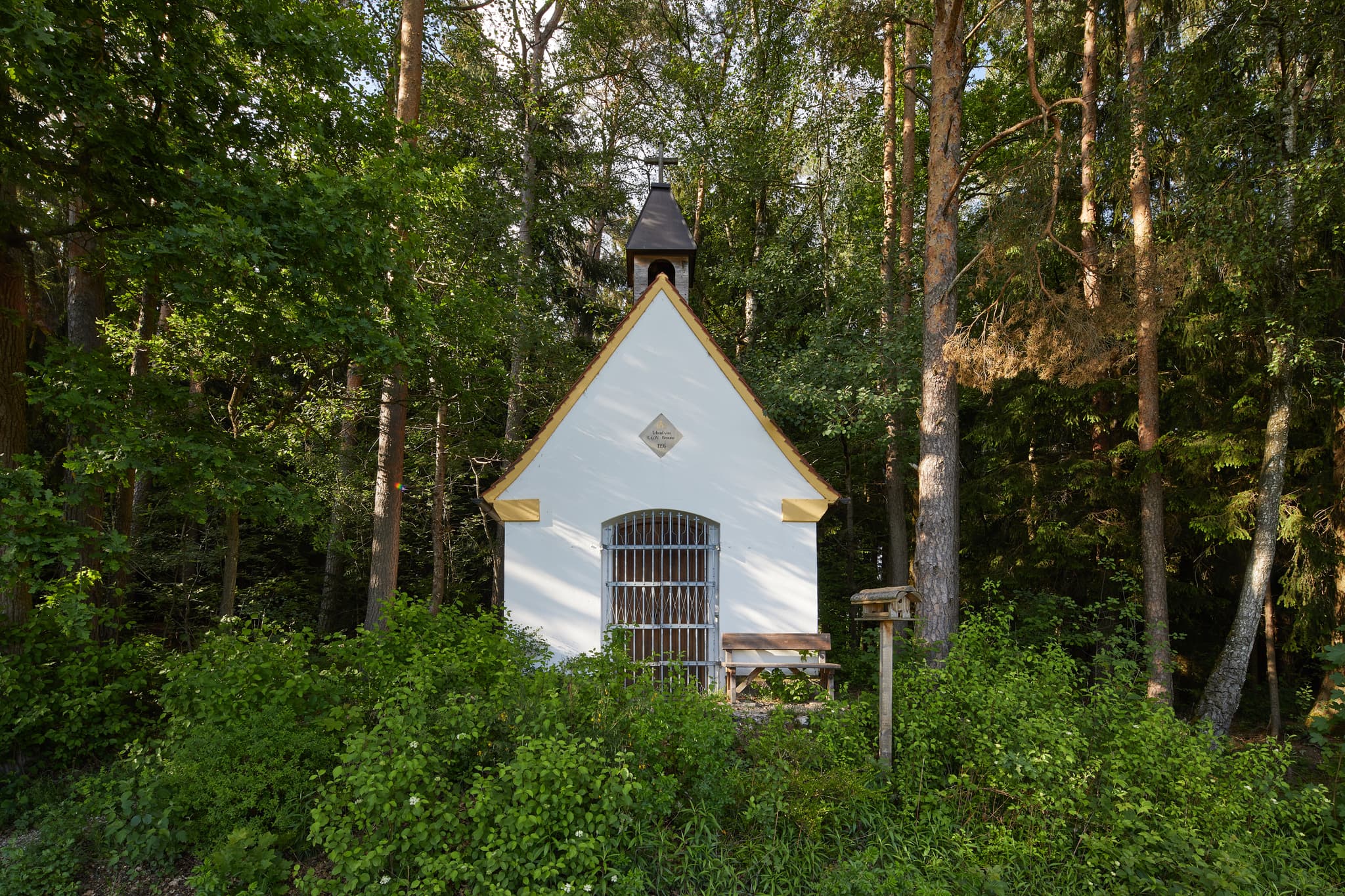 Waldkapelle am Golfplatz in Pleiskirchen, Landkreis Altötting, Oberbayern, Inn-Salzach, Bayern, Deutschland. Idyllisch gelegene Kapelle am Grün.