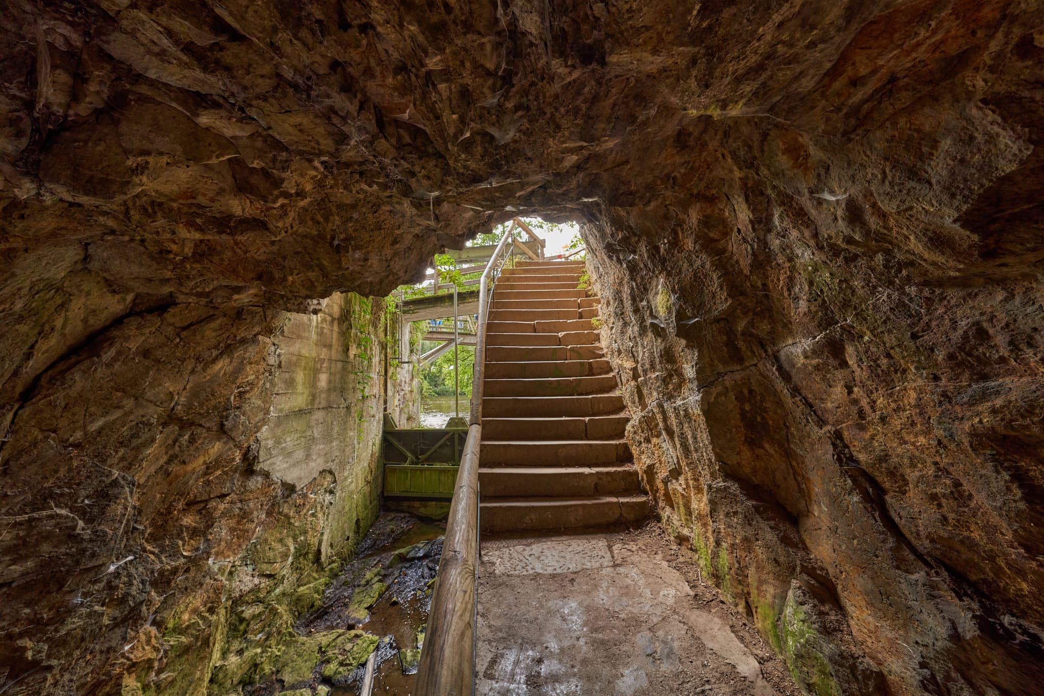 Steinernen Treppe im Ilz Triftsperre Tunnel bei Passau, Niederbayern. Bayerischer Wald, Deutschland. Historischer Ort mit einzigartiger Atmosphäre.