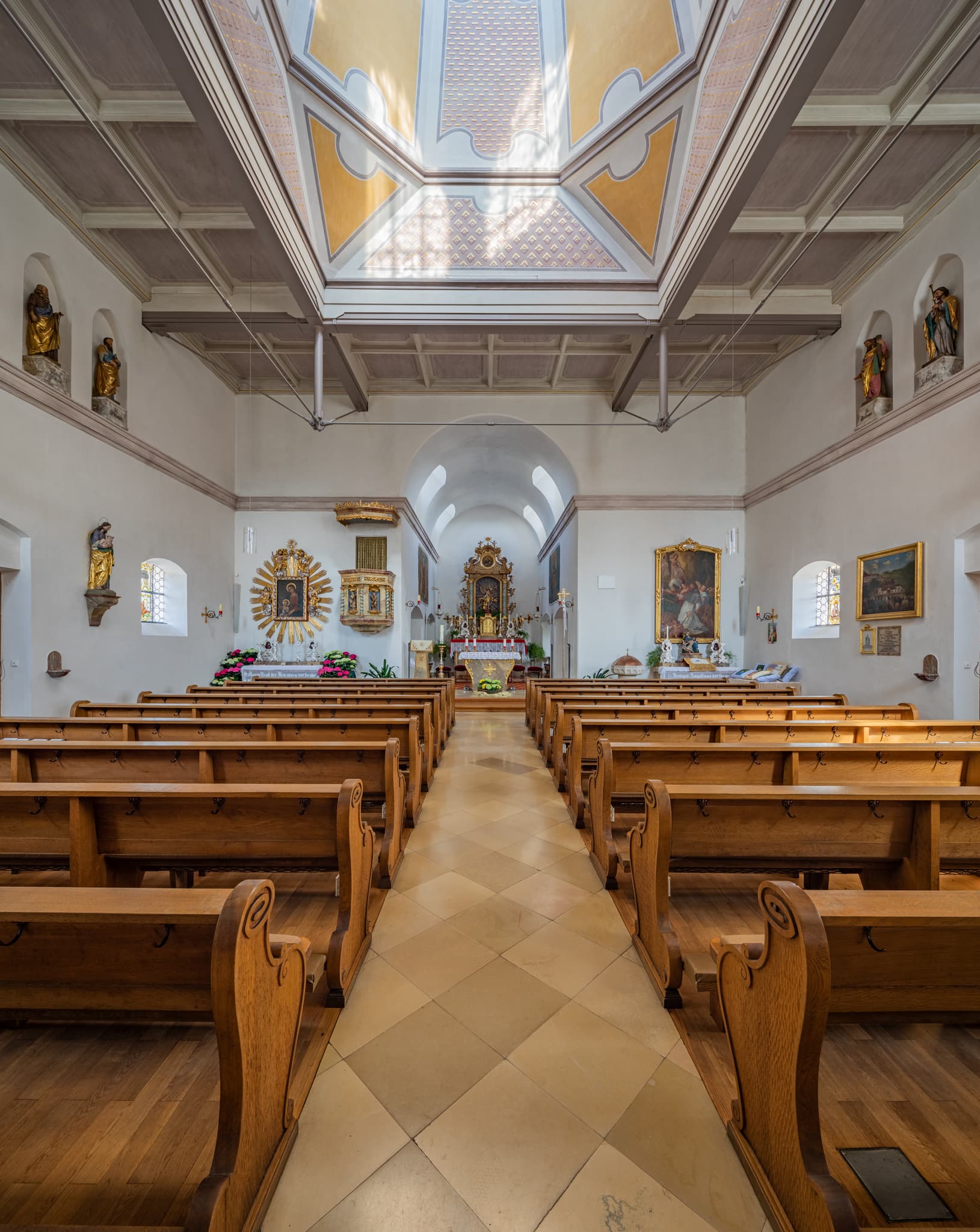 Entdecken Sie die idyllische Kirche St. Maria Loreto in Ramsau bei Reichertsheim, Landkreis Mühldorf am Inn, Oberbayern, Region Inn-Salzach, Deutschland.