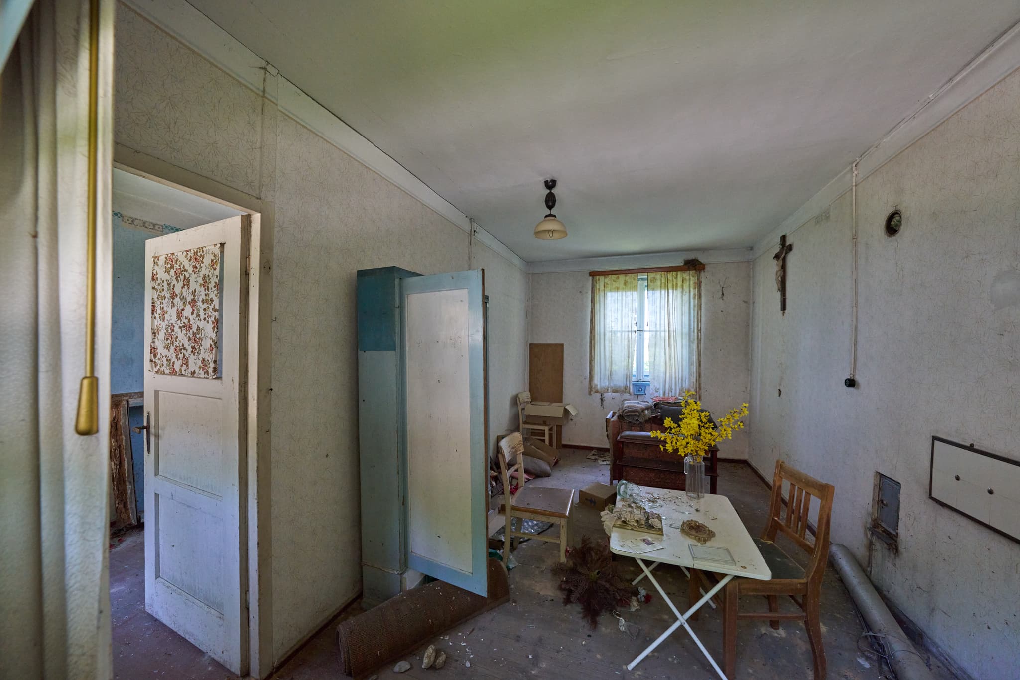 Verfallener Raum der Alten Wäscherei Ecksberg, Mühldorf am Inn, Oberbayern. Das Innere zeigt alte Möbel, Spuren des Verfalls.
