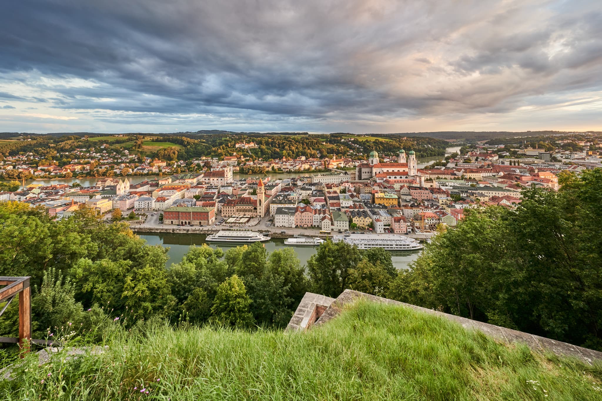 Stadtpanorama der Donau in Passau, Niederbayern, Deutschland. Die Donau-Wald Region prägt die Flusslandschaft mit historischen Gebäuden.