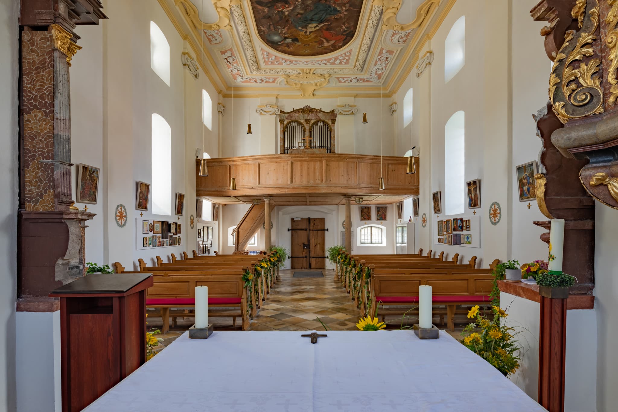 Kirche Maria Heimsuchung in Langwinkl, Gemeinde Bayerbach, Landkreis Rottal-Inn, Niederbayern, Holzland, Bäderdrieck. Kirche mit angrenzendem Vorplatz.