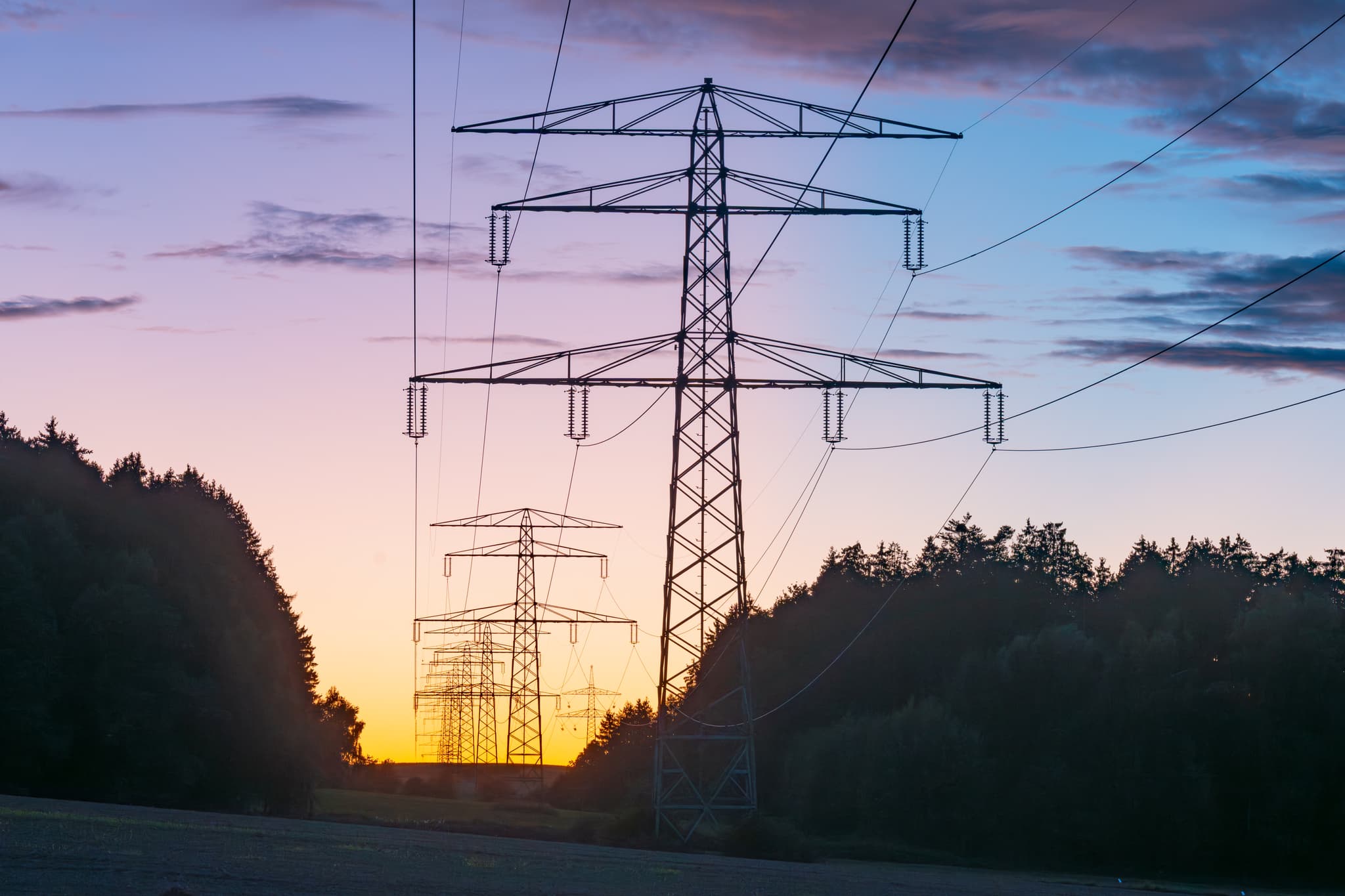 Stromtrasse bei Sonnenuntergang in Frauenhaselbach, Neumarkt St. Veit, Mühldorf am Inn, Oberbayern, Deutschland. Energieversorgung in der Region Inn-Salzach.