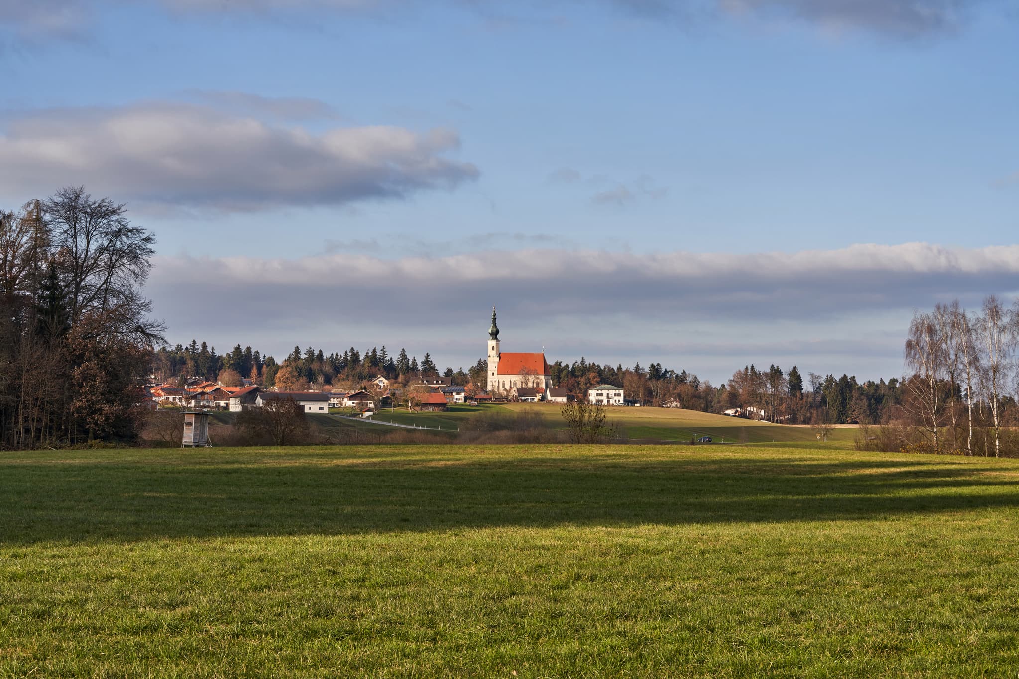 Idyllische Landschaft bei Asten, Gemeinde Tittmoning im oberbayerischen Landkreis Traunstein, Deutschland. Wunderschöne Aussicht auf die Dorfkirche.