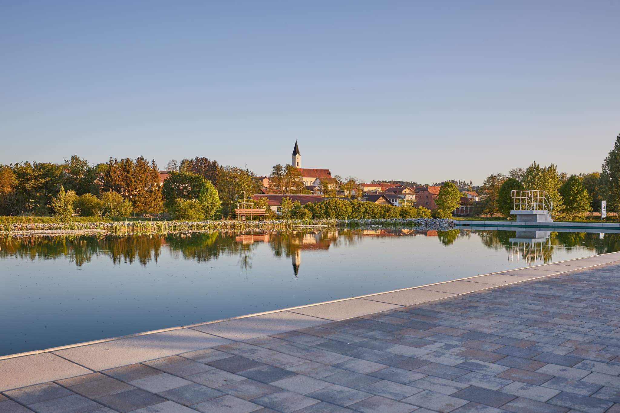 Naturbad am Wassergarten in Mitterskirchen, Landkreis Rottal-Inn, Niederbayern, Inn-Salzach Region, Deutschland. Genießen Sie die Ruhe und die Natur.