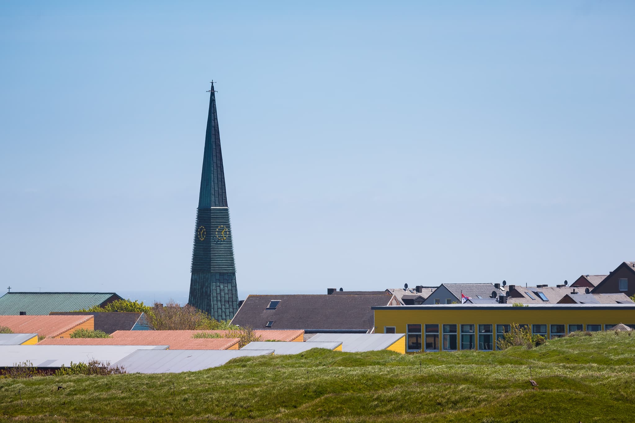 Die Helgoland Kirche und umliegende Gebäude auf der Insel Helgoland. Diese Nordseeinsel liegt im Landkreis Pinneberg, Schleswig-Holstein, Deutschland.