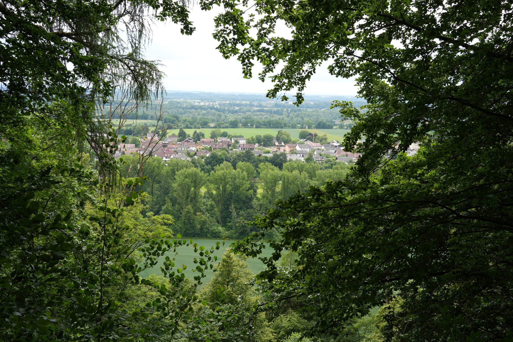 Schöner Spazierweg vom Schloss Frauenbühl, nach Holzen, zur Isen mit Vielen Steinen zum Balancieren und Fotografieren wieder zum Schloss zurück 