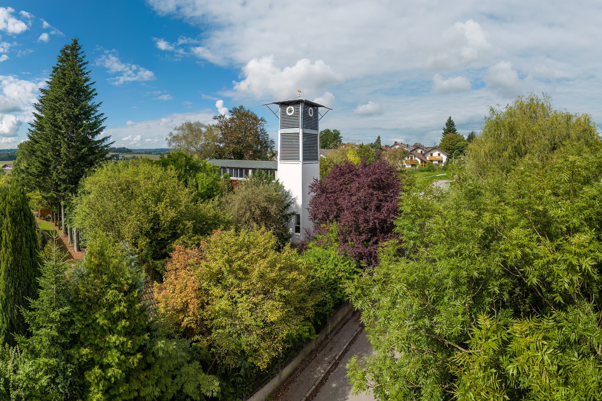 Beeindruckendes Luftbild der Evangelisch-Lutherischen Kirchengemeinde St. Johannes in Bad Griesbach im Rottal, Landkreis Passau, Niederbayern, Deutschland.