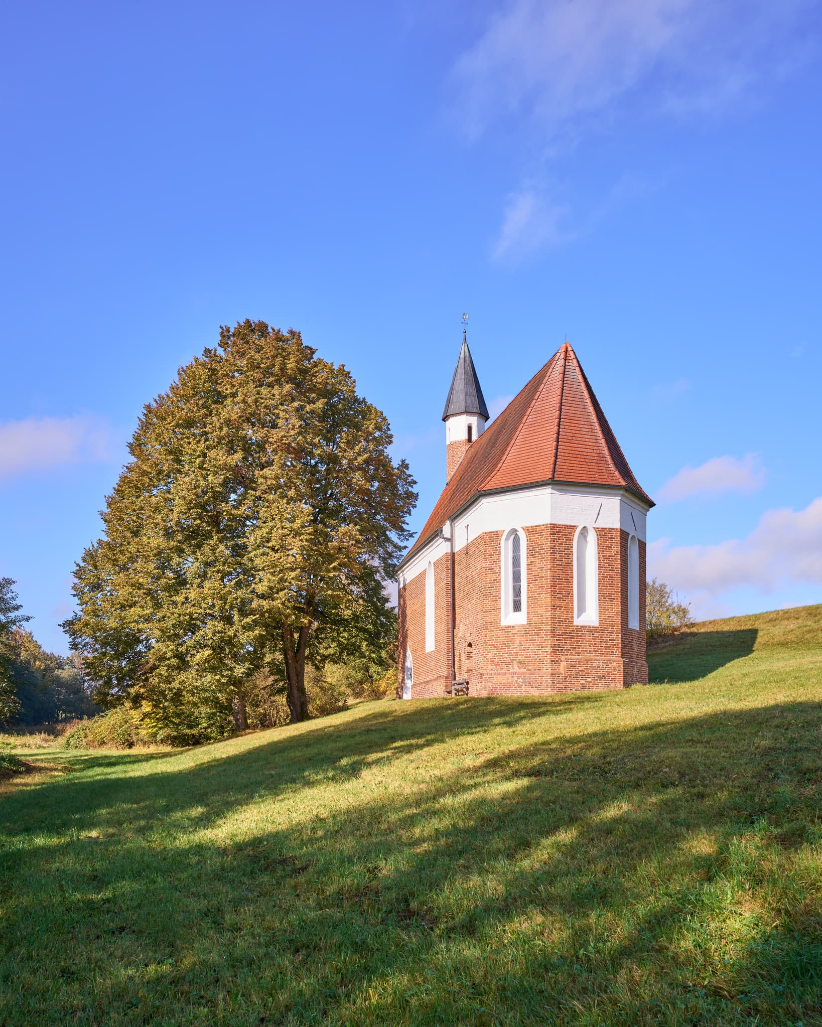 Die St. Koloman Kirchlein in Martinskirchen, Wurmannsquick, Rottal-Inn, Niederbayern, Deutschland, präsentiert sich in der ländlichen Landschaft des Holzlandes.