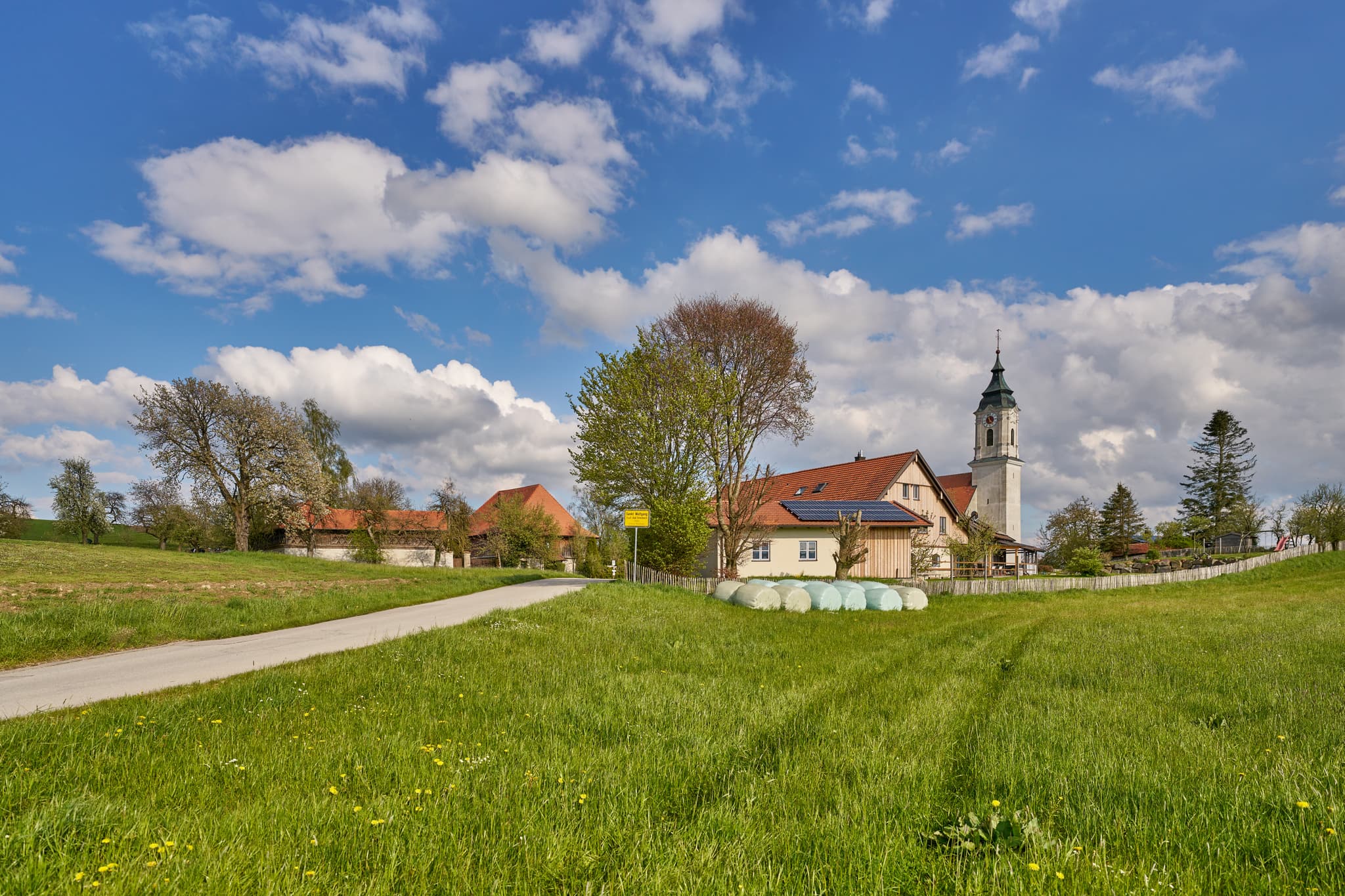Idyllisches Dorf St. Wolfgang im Frühling bei Bad Griebsach im Landkreis Passau, Niederbayern, Deutschland. Malerische Landschaft.
