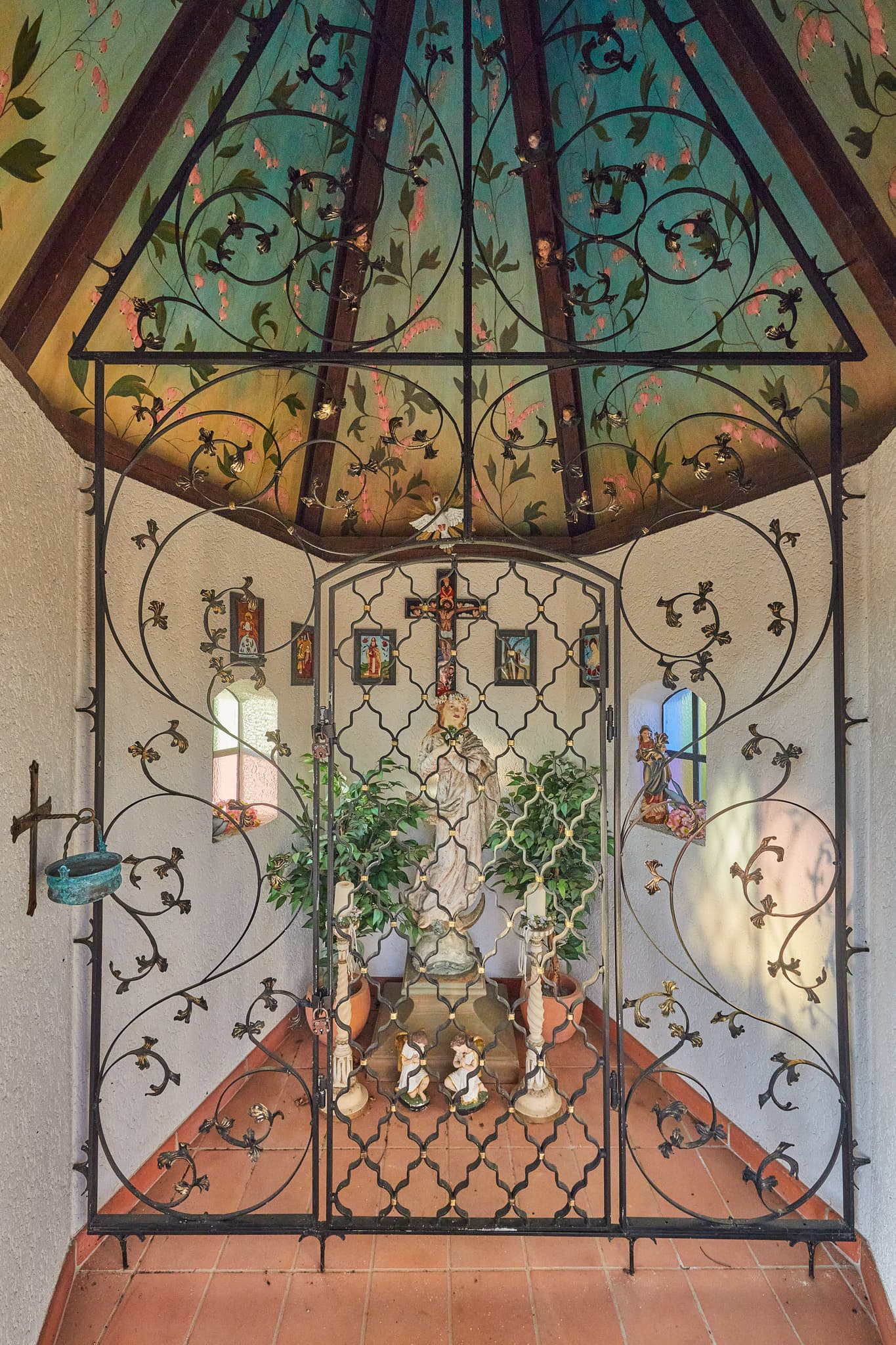 Innenansicht der Kapelle St. Anna mit Baum in Feldlandschaft bei Martinskirchen, Wurmannsquick, Landkreis Rottal-Inn, Niederbayern, Holzland, Deutschland.