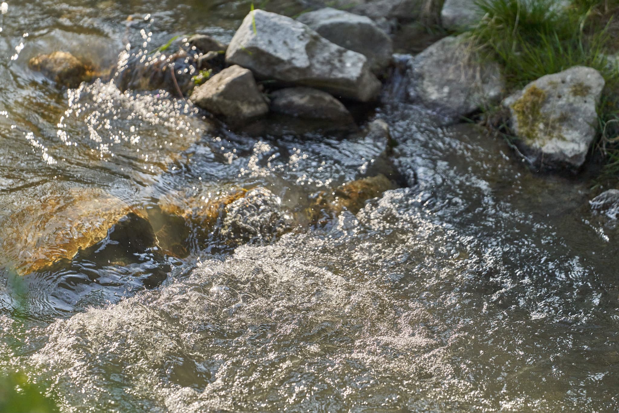 Die Fischtreppe am Innkraftwerk in Stammham, Altötting, Oberbayern, ist Teil der Flusslandschaft der Inn-Salzach Region, Deutschland. Detailansicht.
