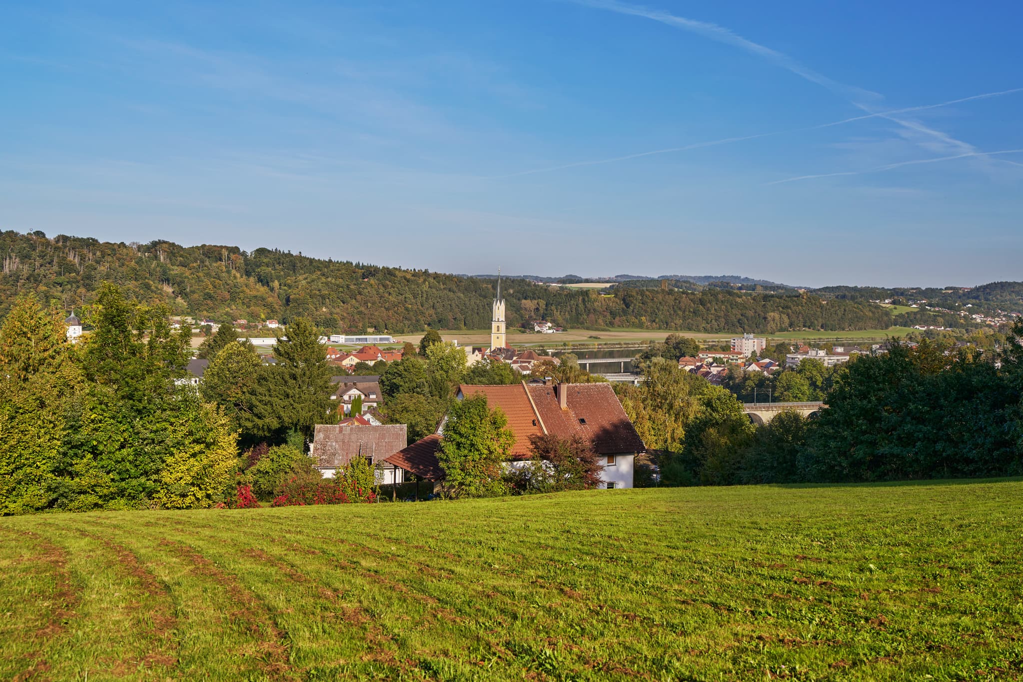Blick über grüne Felder zur Abtei Schweiklberg in Vislhofen, Landkreis Passau, Niederbayern. Das Kloster ist Teil der Landschaft im Donau-Wald, Deutschland.