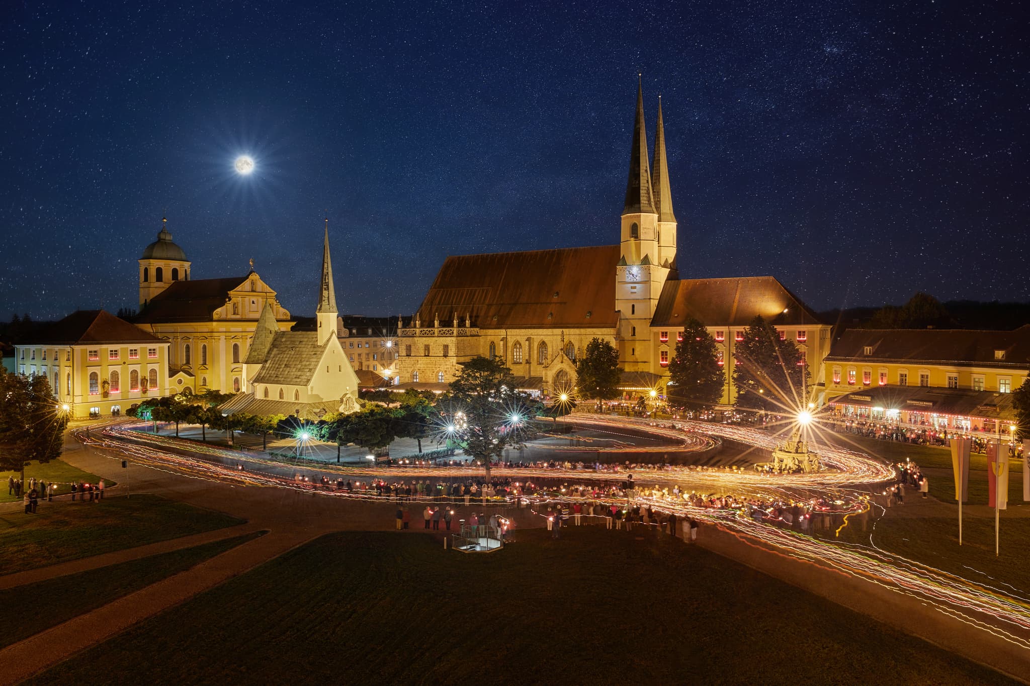 Lichterprozession, Langzeitbelichtung mit Gnadenkapelle, Stiftskirche, Magdalenenkirche prägt den Wallfahrtsort, Kapellplatz Altötting bei Nacht.