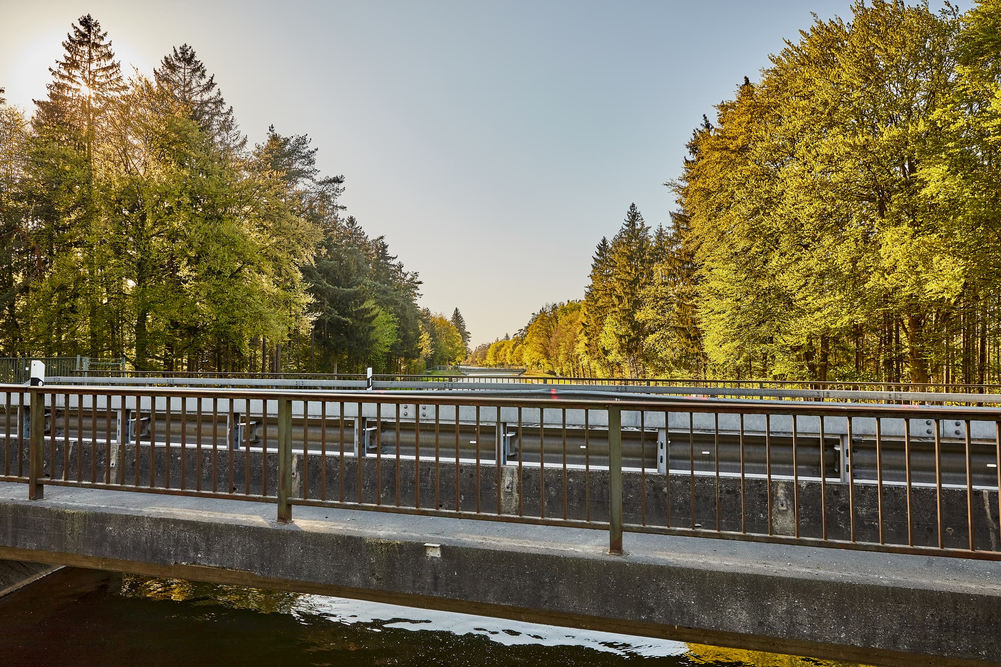 Die Alzkanal Brücke B20 in Burghausen, Landkreis Altötting, Oberbayern, Region Inn-Salzach, Deutschland. Die Brücke überspannt den Alzkanal.