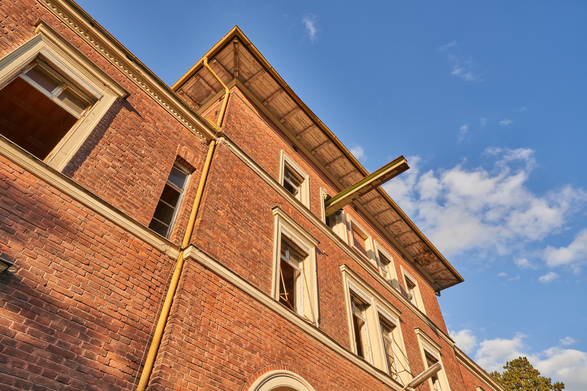 Historisches Backsteingebäude des Bahnhofs Neuötting in Eisenfelden, Winhöring. Gelegen im Landkreis Altötting, Oberbayern, Deutschland, Region Inn-Salzach.