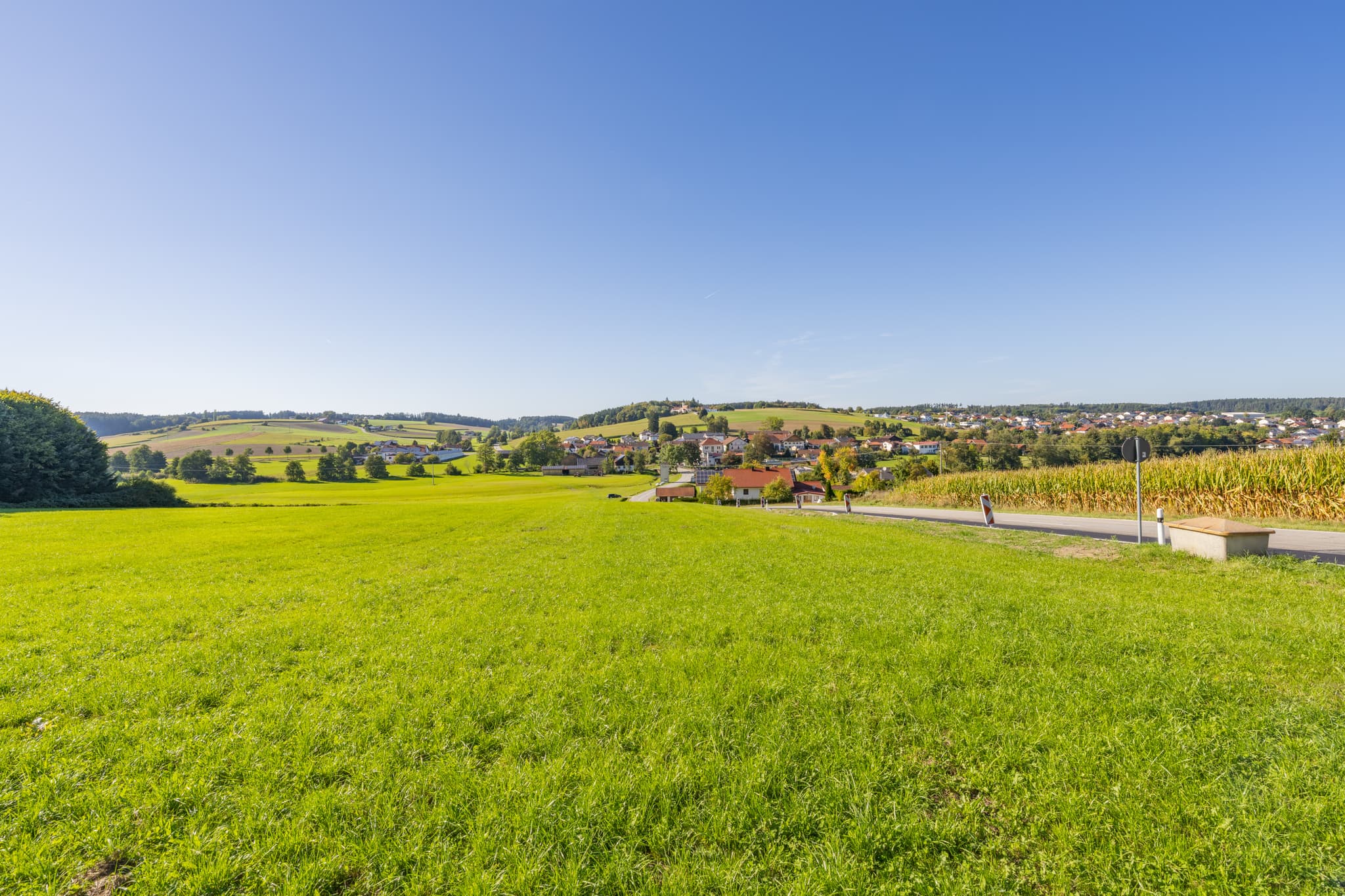 Schwaigeröd, Johanniskirchen, Landkreis Rottal-Inn, Niederbayern. Das Bild zeigt Blick über das Sulzbachtal auf Guteneck in der Region Holzland, Deutschland.