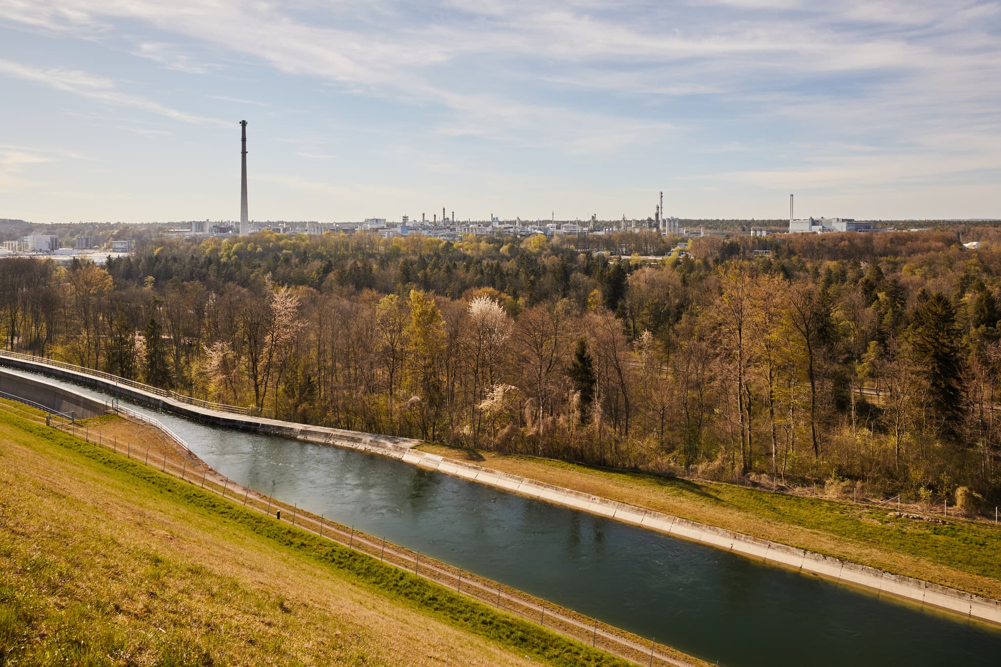 Industriepark Werk Gendorf und Alzkanal in Burgkirchen, Altötting, Oberbayern. Die Inn-Salzach Region in Deutschland zeigt die Kombination, Industrie und Natur.