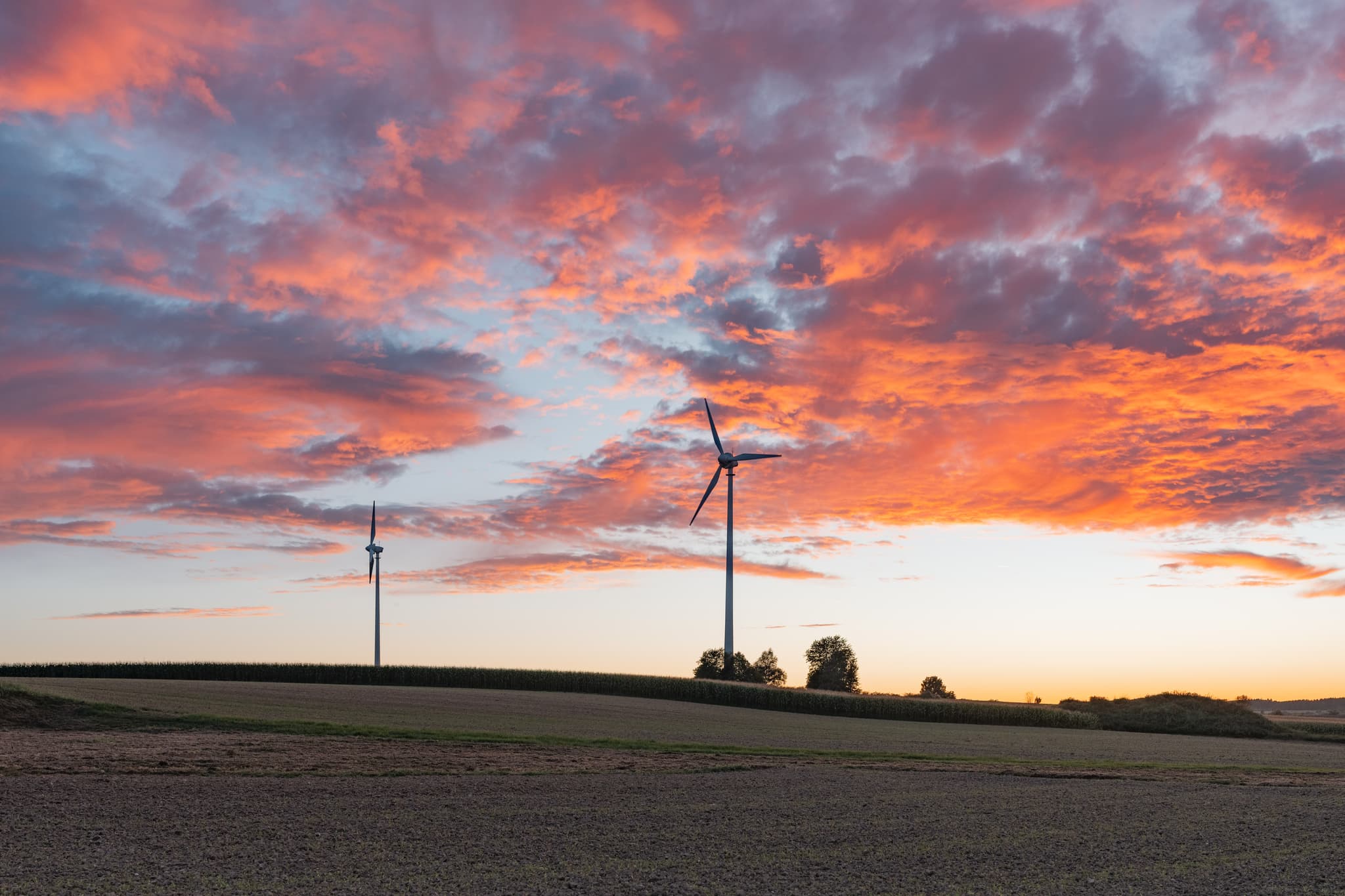 Windkraftanlagen bei Dirnaich, Gangkofen, Landkreis Rottal-Inn, Niederbayern. Ländliche Landschaft im Holzland, Deutschland. Energieerzeugung bei Dämmerung.