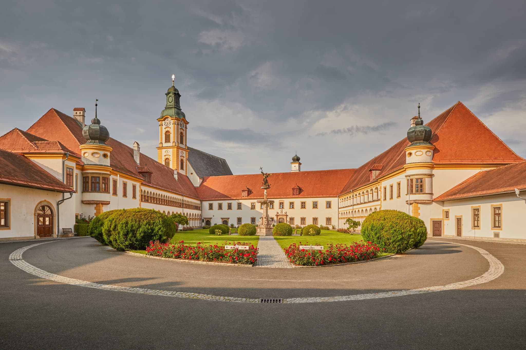 Das Augustiner-Chorherrenstift Reichersberg, ein Kulturdenkmal in Österreich, Bezirk Ried, Oberösterreich.