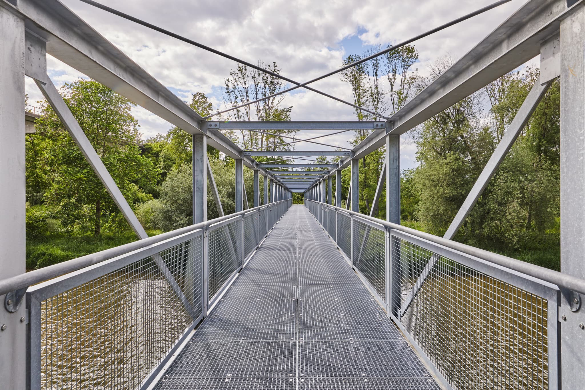 Fahrrad- und Fußgängerbrücke in Garching, Altötting, Oberbayern, Deutschland. Die Brücke im Inn-Salzach Gebiet überquert die Alz.