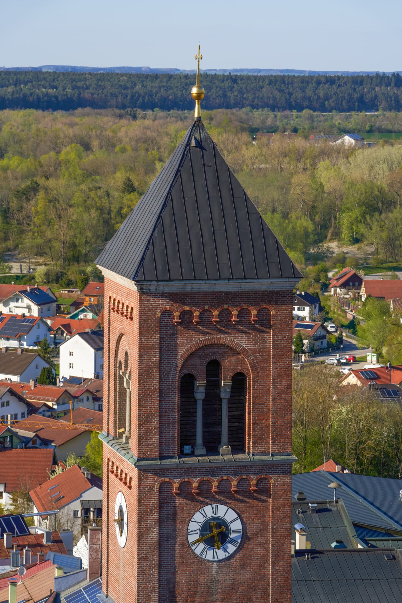Kirchturm Kraiburg vom Schlossberg aus gesehen, Landkreis Mühldorf am Inn, Oberbayern. Das Inn-Salzach-Gebiet in Deutschland mit Dorfszenerie und Wald.