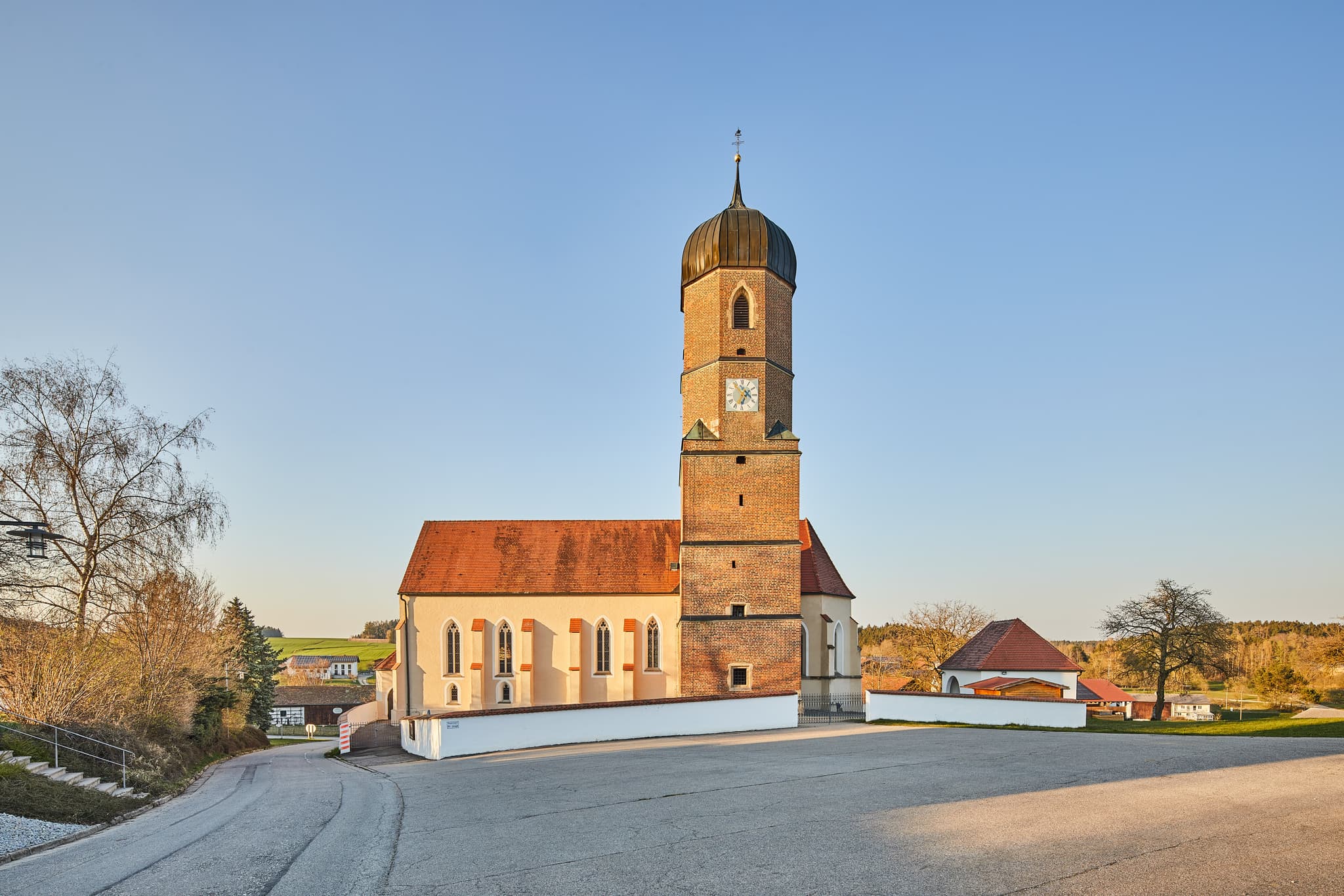 Kirche in Martinskirchen, Ortsteil Wurmannsquick, Landkreis Rottal-Inn, Niederbayern, Holzland, Deutschland. Die ländliche Umgebung prägt das Bild.