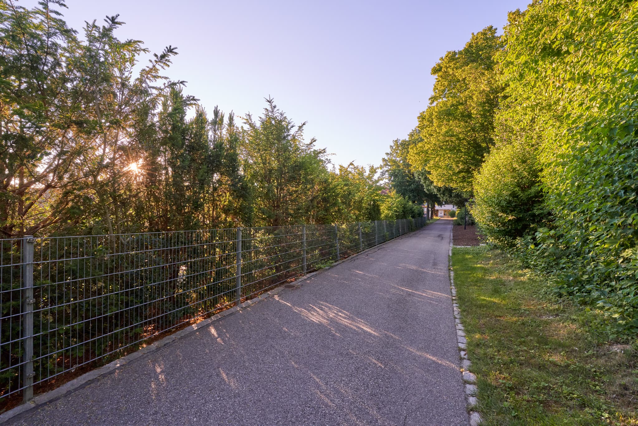 Einladende Wege im Kurpark der Therme Bad Griesbach, Landkreis Passau, Niederbayern, Deutschland. Ideal für Spaziergänge in der Bäderregion Rottal.