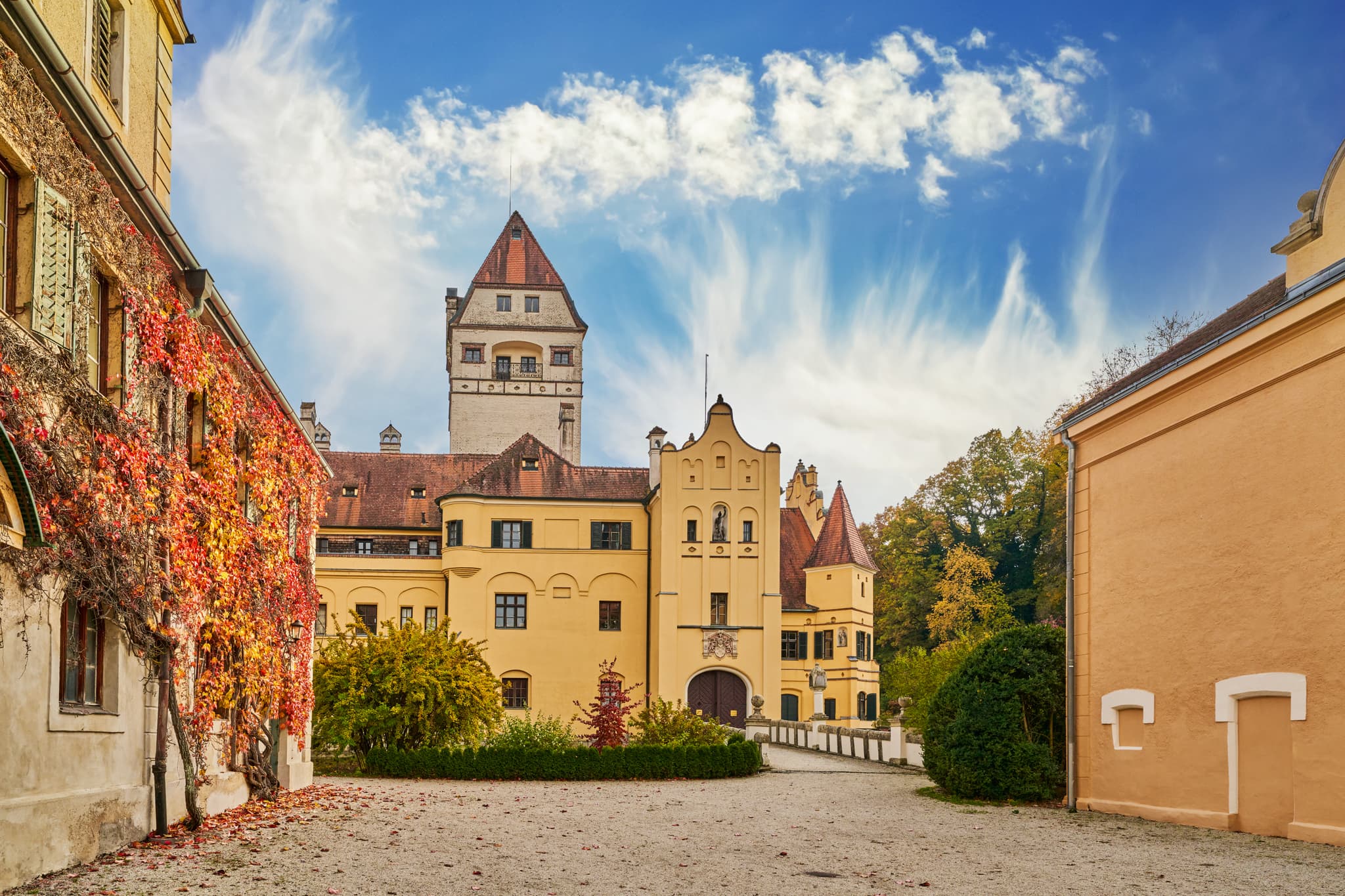 Schloss Schönau, ein historisches Bauwerk, in Schönau im Landkreis Rottal-Inn, Niederbayern. Es prägt die Landschaft der Region Holzland in Deutschland.