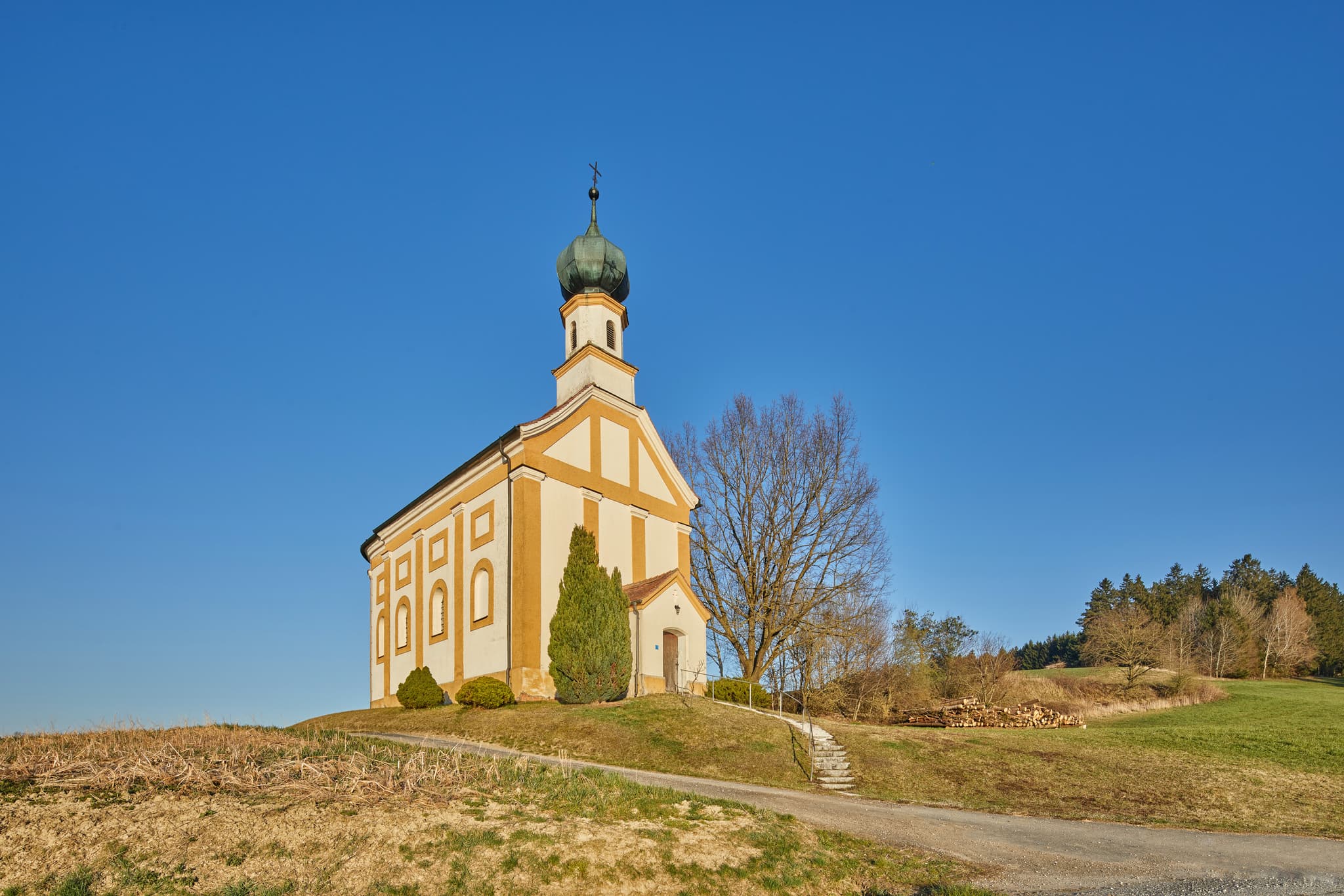 Niederaich Kirche in Pleiskirchen, Landkreis Altötting, Oberbayern, Inn-Salzach, Bayern, Deutschland. Kirche im schönen Licht auf einer Wiese.