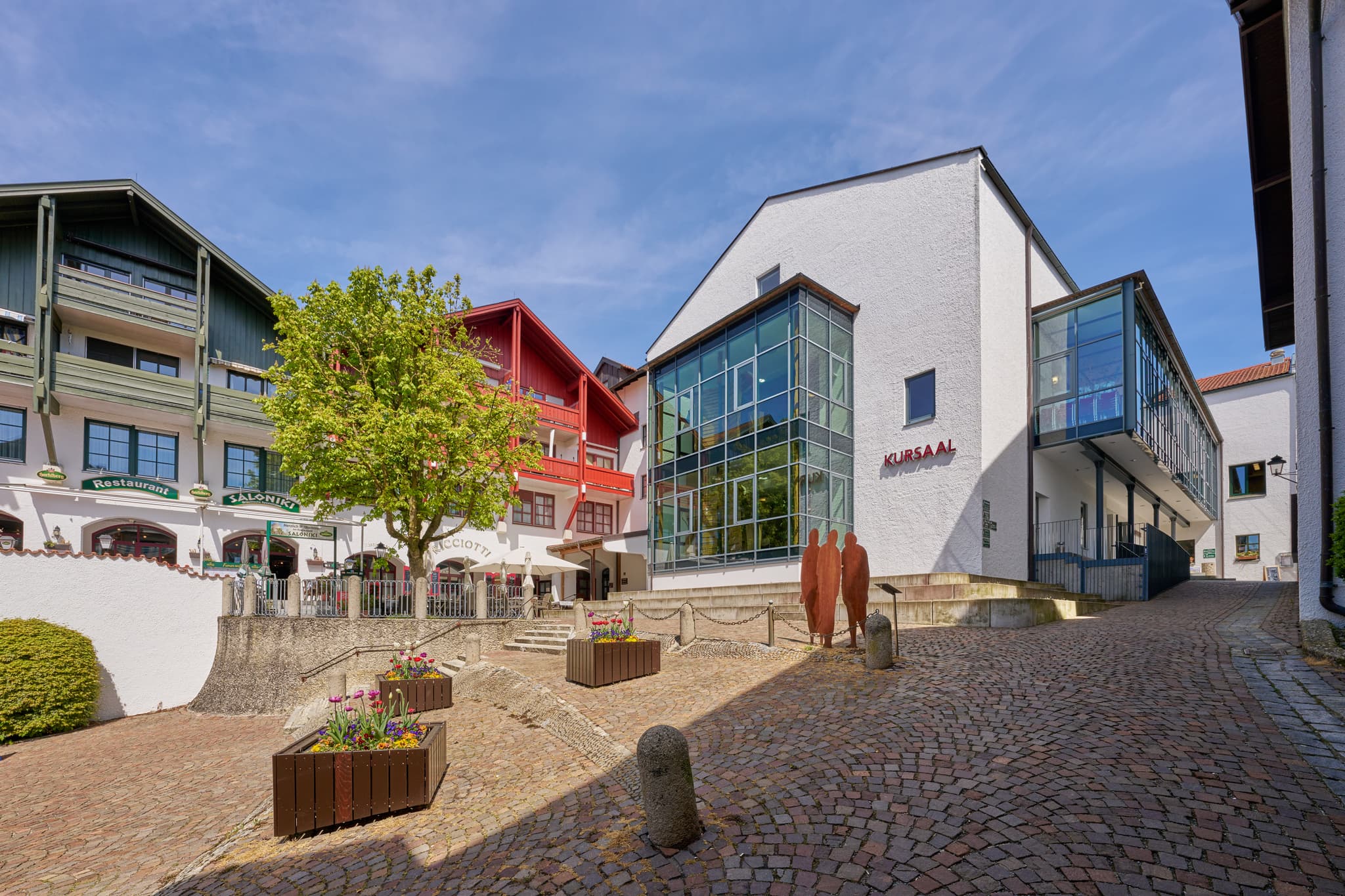 Entdecken Sie den Kursaal und die Therme in Bad Griesbach im Rottal, Niederbayern. Ein frühlingshafter Anblick im Herzen des Bäderdreiecks in Deutschland.