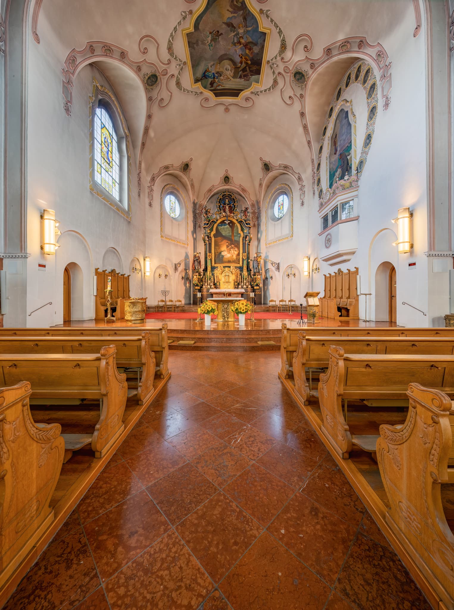 Stadt Pfarrkirche Heilige Familie in Bad Griesbach, Landkreis Passau, Niederbayern, Bayern. Das Bild zeigt die Kirchenbänke und die Deckenmalerei.