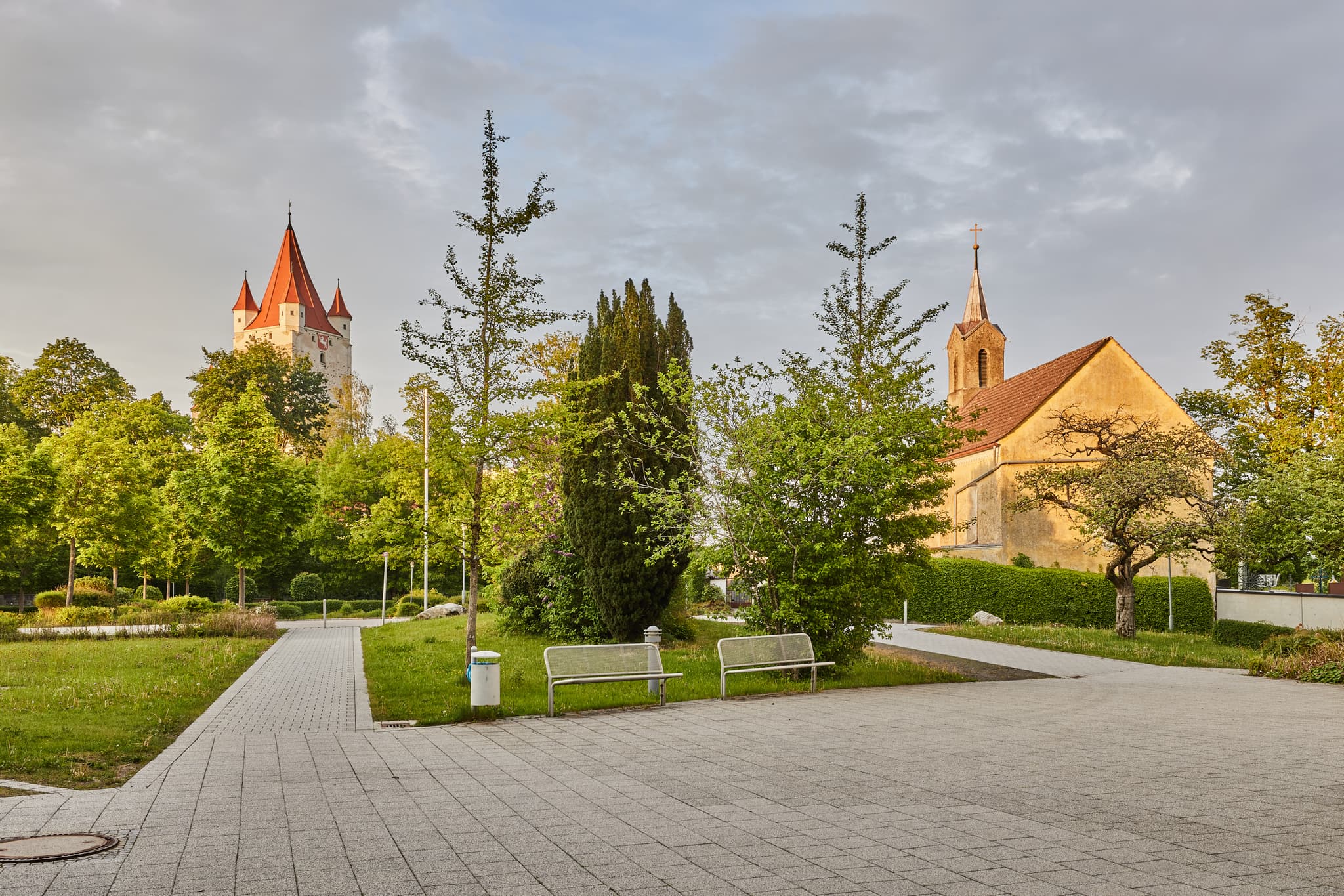 Schlossturm und Friedhofskapelle in Haag, Mühldorf am Inn, Oberbayern, Deutschland. Das Ensemble in Inn-Salzach ist umgeben von Grünflächen und Bäumen.