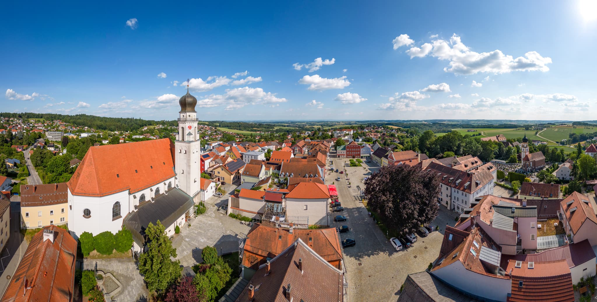 Luftaufnahme des Stadtplatzes von Bad Griesbach im Landkreis Passau, Niederbayern, Deutschland. Ein Panoramablick über die charmante Bäderdreieck-Gemeinde.