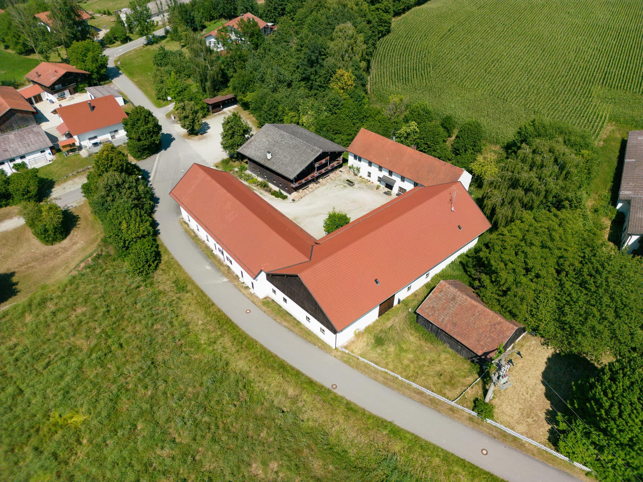 Luftbild vom Bruder Konrad Geburtshaus in Parzham, Gemeinde Bad Griesbach im Landkreis Passau, Niederbayern, Deutschland.
