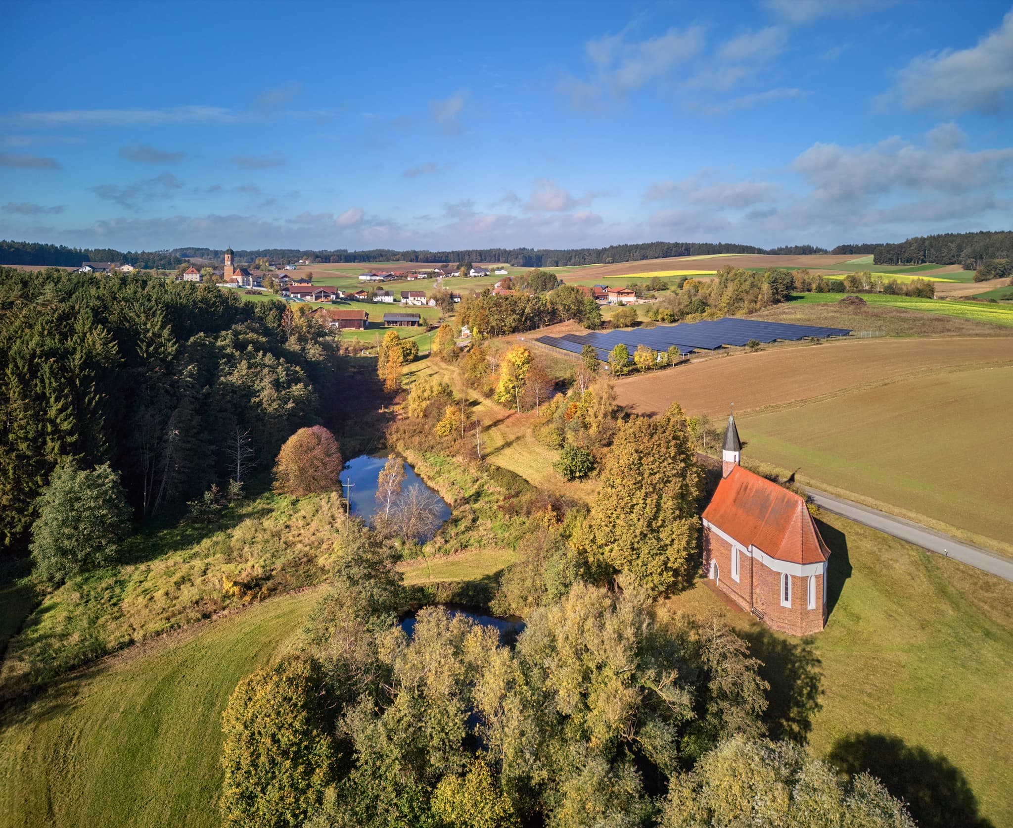 Das St. Koloman Kirchlein in Martinskirchen, einem Ortsteil von Wurmannsquick, Landkreis Rottal-Inn, Niederbayern, Deutschland.