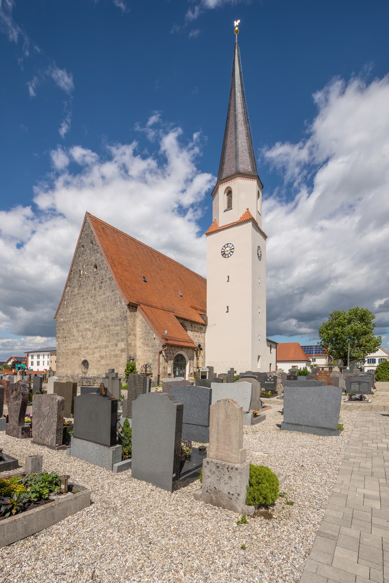 Die Kirche St. Johannes Evangelist und St. Ägidius befindet sich in Unterneukirchen, Altötting, Oberbayern und in der Region Inn-Salzach, Deutschland.