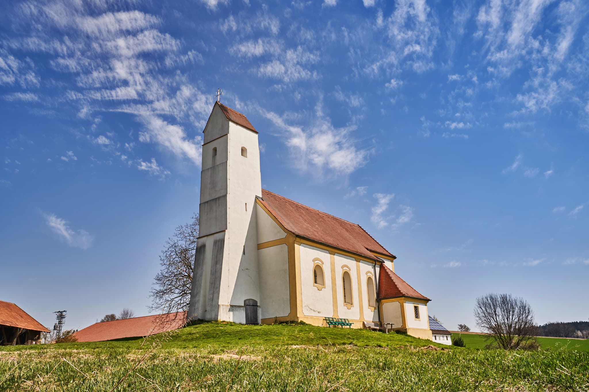 Malerische Kirche Sankt Pankratius in Mettenheim, Landkreis Mühldorf am Inn, Oberbayern, Deutschland. Ein idyllisches Fotomotiv der Region Inn-Salzach.