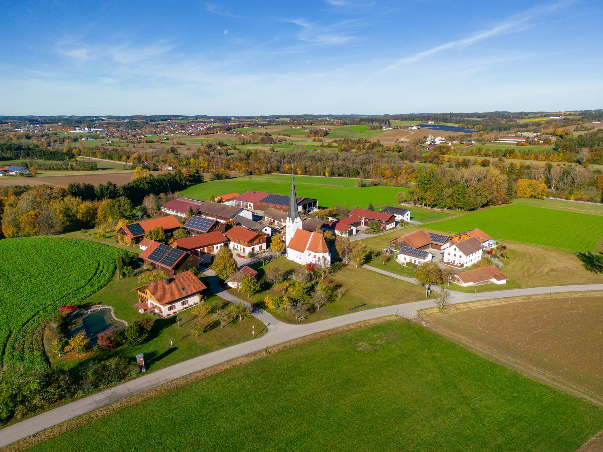 Landschaftsaufnahme von Rottenstuben bei Hebertsfelden mit der Kirche St. Jakobus im Holzland, Landkreis Rottal-Inn, Niederbayern, Deutschland.