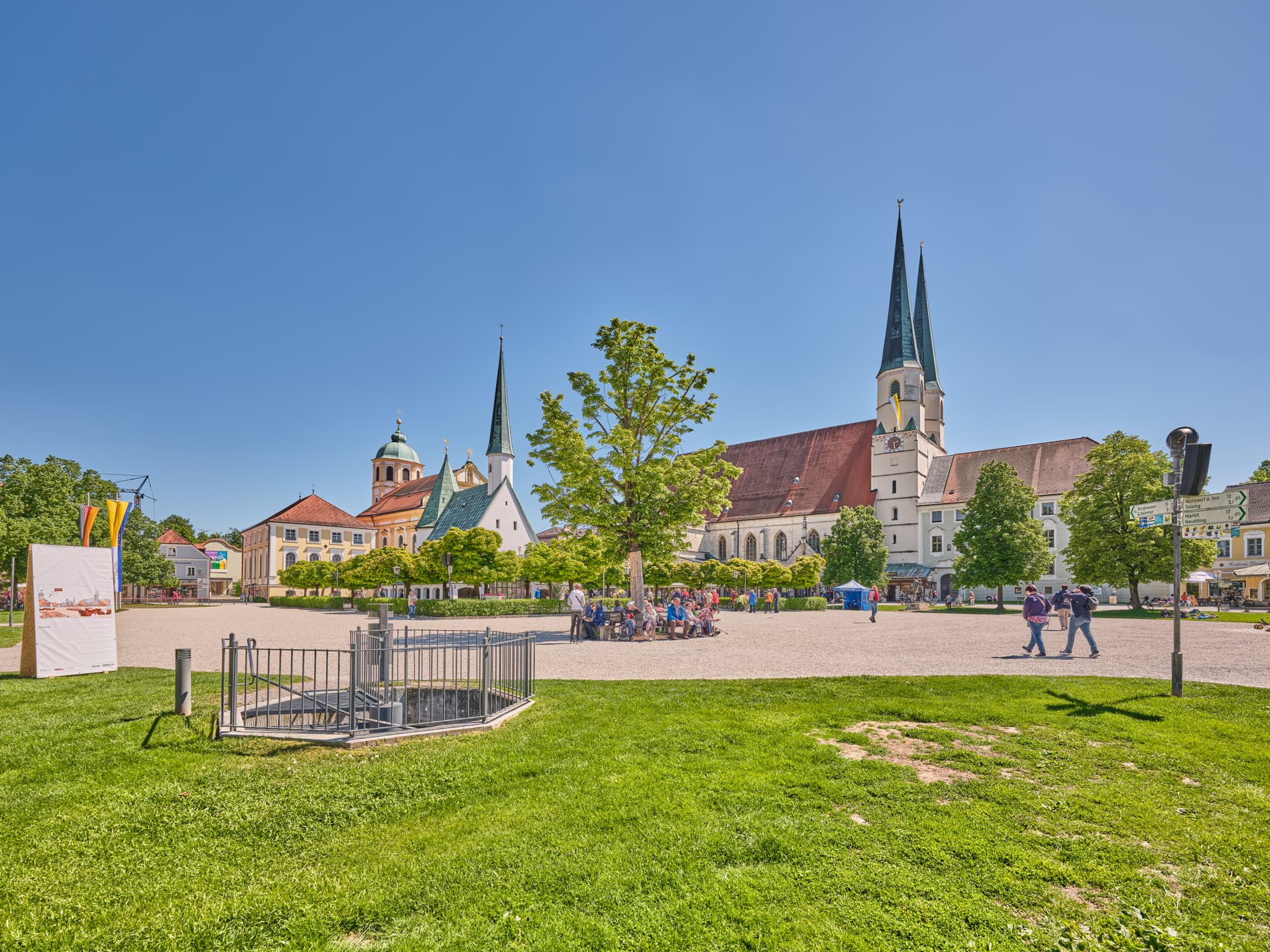 Der Kapellplatz in Altötting, Landkreis Altötting, Oberbayern, ist ein zentraler Wallfahrtsort in Deutschland. Tiefgaragenzugang, Bank um Baum, Kirchen