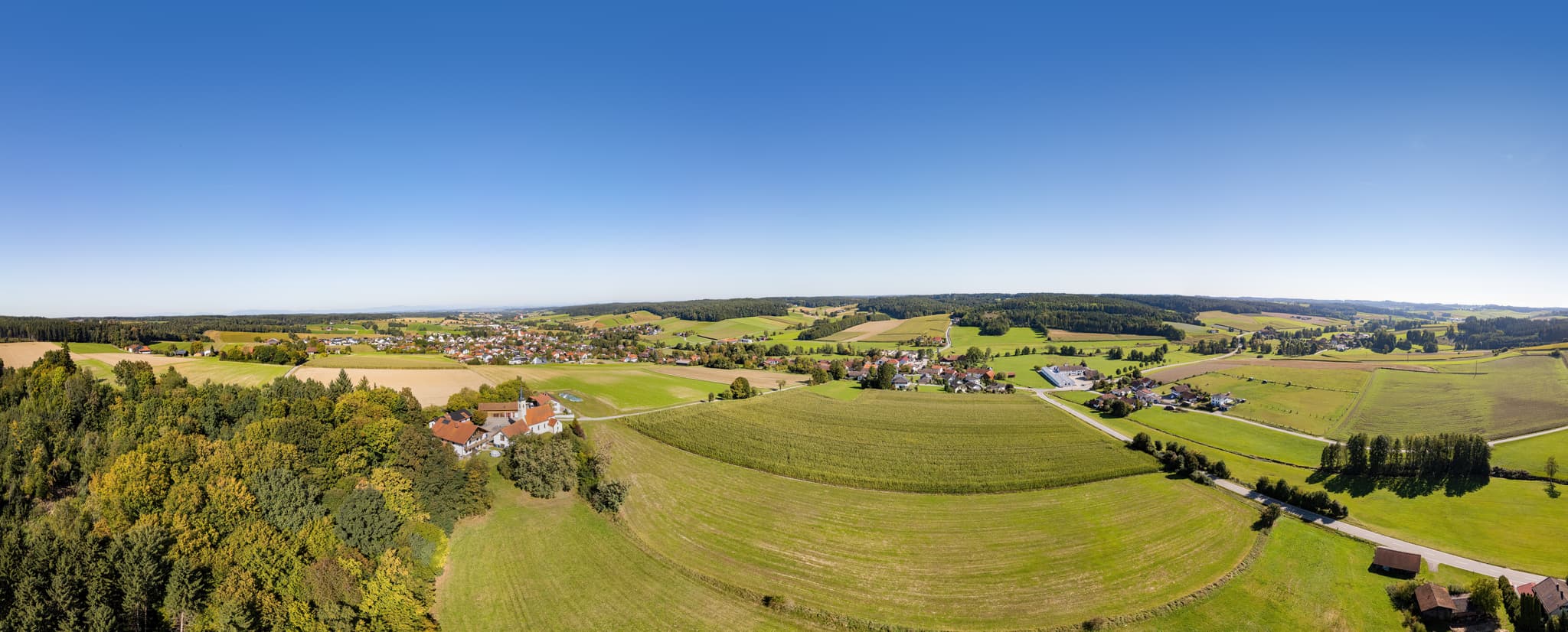 Panoramaaufnahme von Guteneck, Johanniskirchen, Rottal-Inn, Niederbayern, Deutschland. Typische Holzland-Landschaft mit Feldern, Wäldern und kleiner Siedlung.