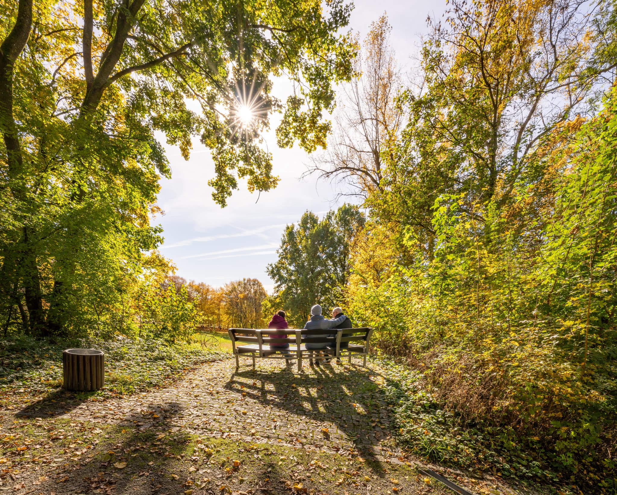 Herbstliche Impressionen aus dem Kurpark Bad Griesbach im Rottal, Landkreis Passau, Niederbayern, Deutschland. Einladende Bänke zum Verweilen.