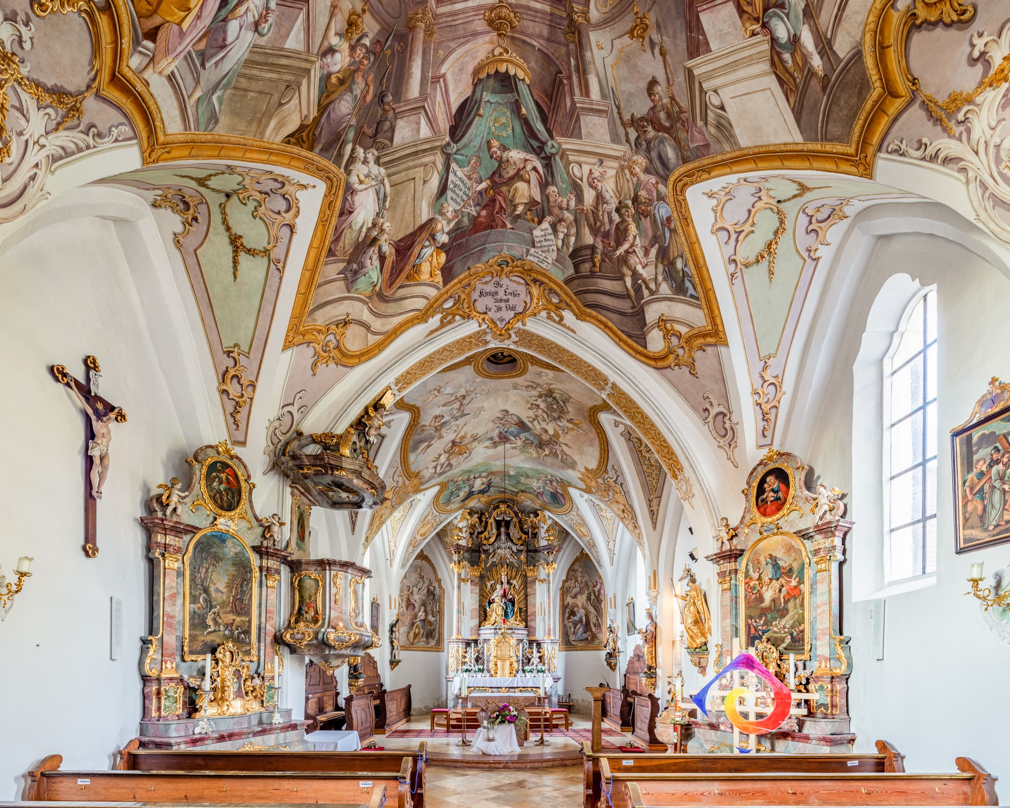 Mariä-Himmelfahrt Pfarrkirche in Alzgern, Neuötting, Altötting, Oberbayern, Region Inn-Salzach, Bayern, Deutschland. Bild zeigt die Kirche mit einem Maibaum.