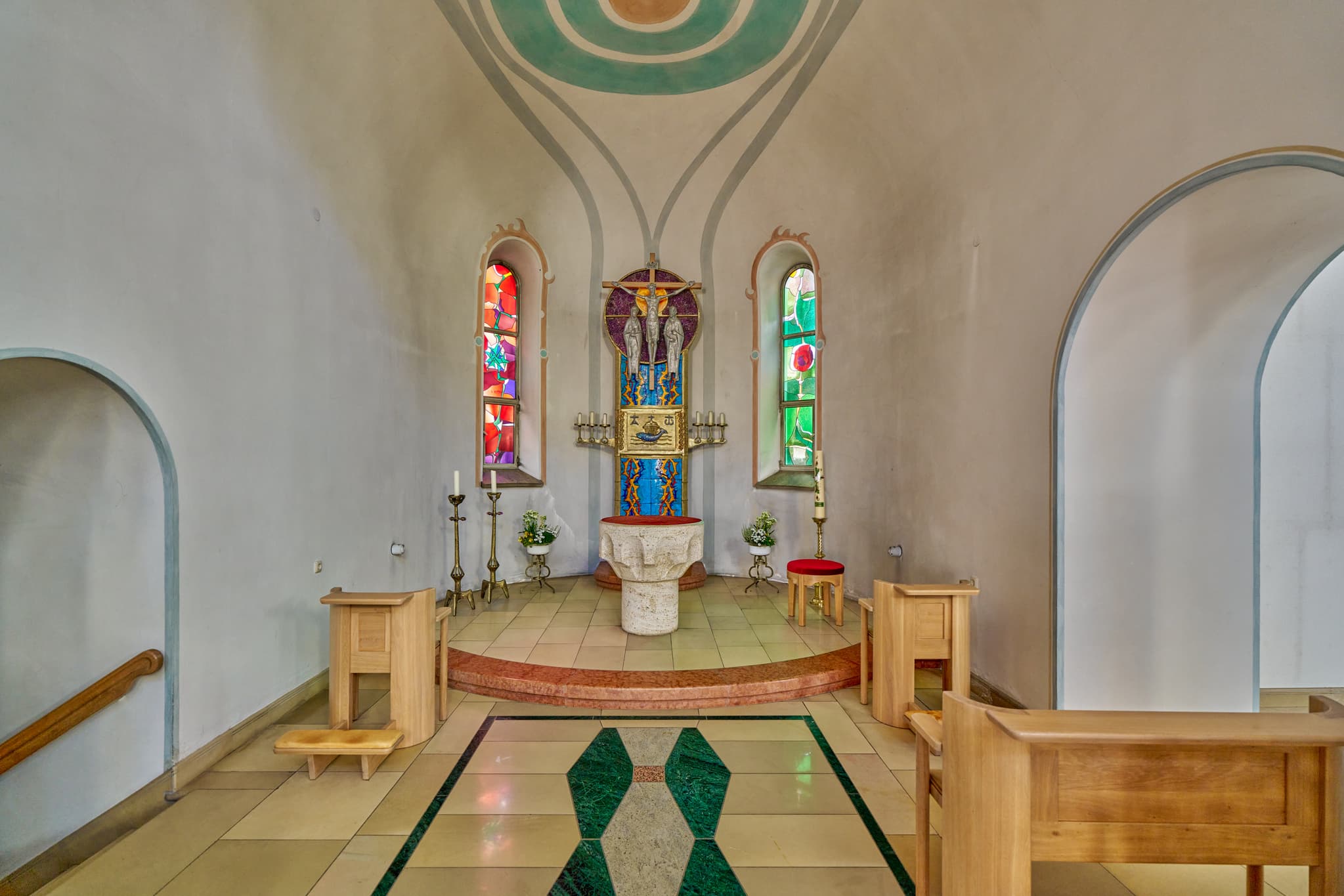 Innenansicht Schweiklberg Abtei Kloster in Vislhofen, Landkreis Passau, Niederbayern. Altarbereich mit farbigen Fenstern und Holzmobiliar. Bayerischer Wald.