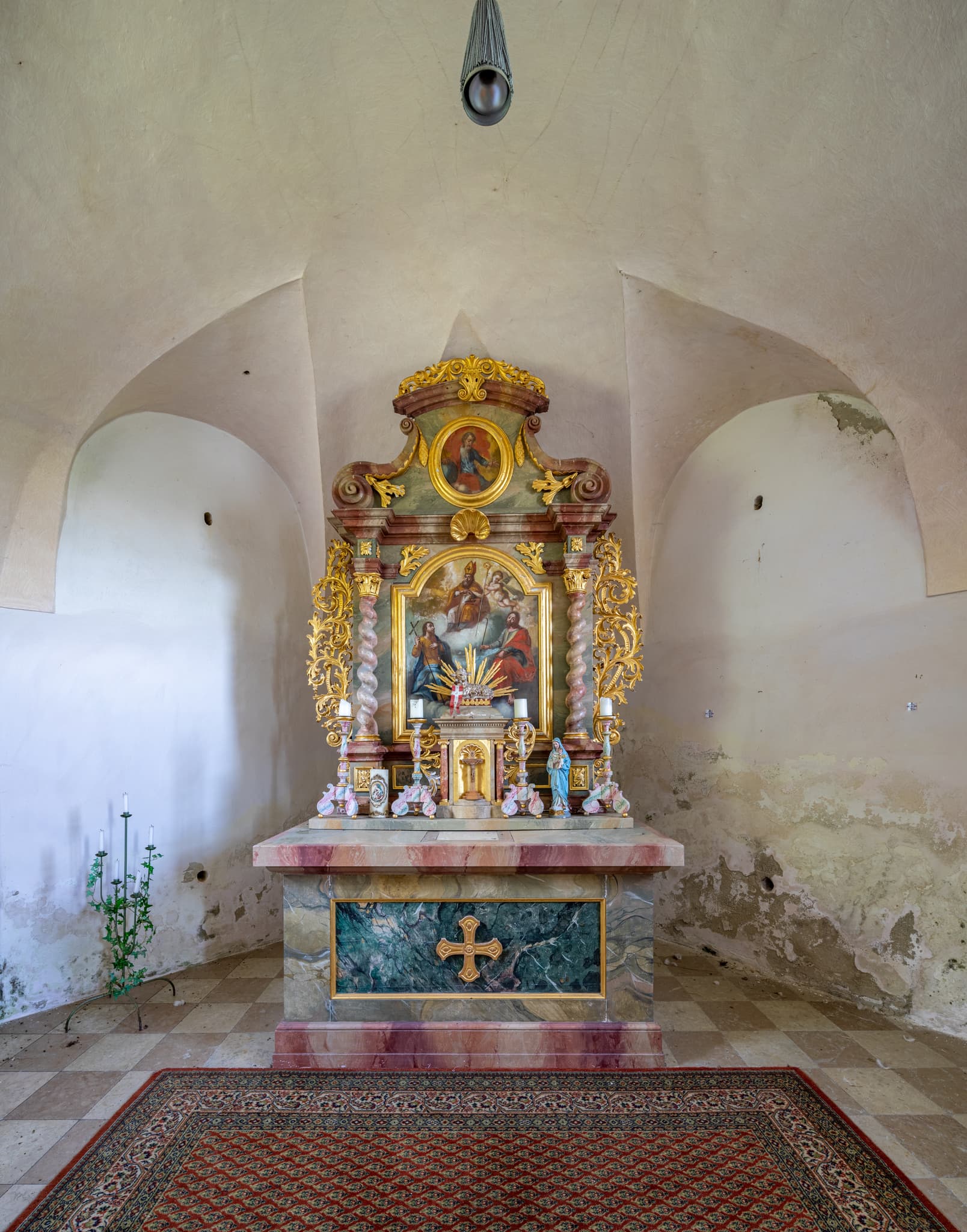 Altar in der Sorsbacher Filialkirche St. Philipp und Jakob Kapelle, Schoßbecker Kirche in Pleiskirchen, Altötting, Oberbayern, Region Inn-Salzach, Deutschland.